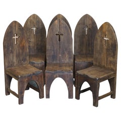 Ensemble de six grandes chaises de salle à manger de style gothique médiéval à dossier arqué, sculptées à la main