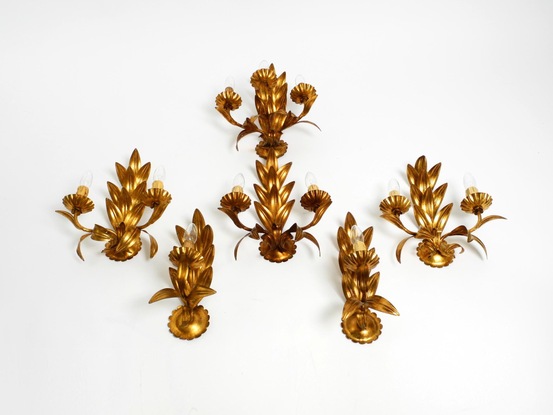 Satz von sechs vergoldeten Florentine-Wandlampen aus den 1960er Jahren, hergestellt in Italien.
Schönes italienisches Design mit vielen Details.
Viele große gebogene Blätter. Sehr hohe Verarbeitungsqualität.
Drei Lampen sind mit je zwei Fassungen,