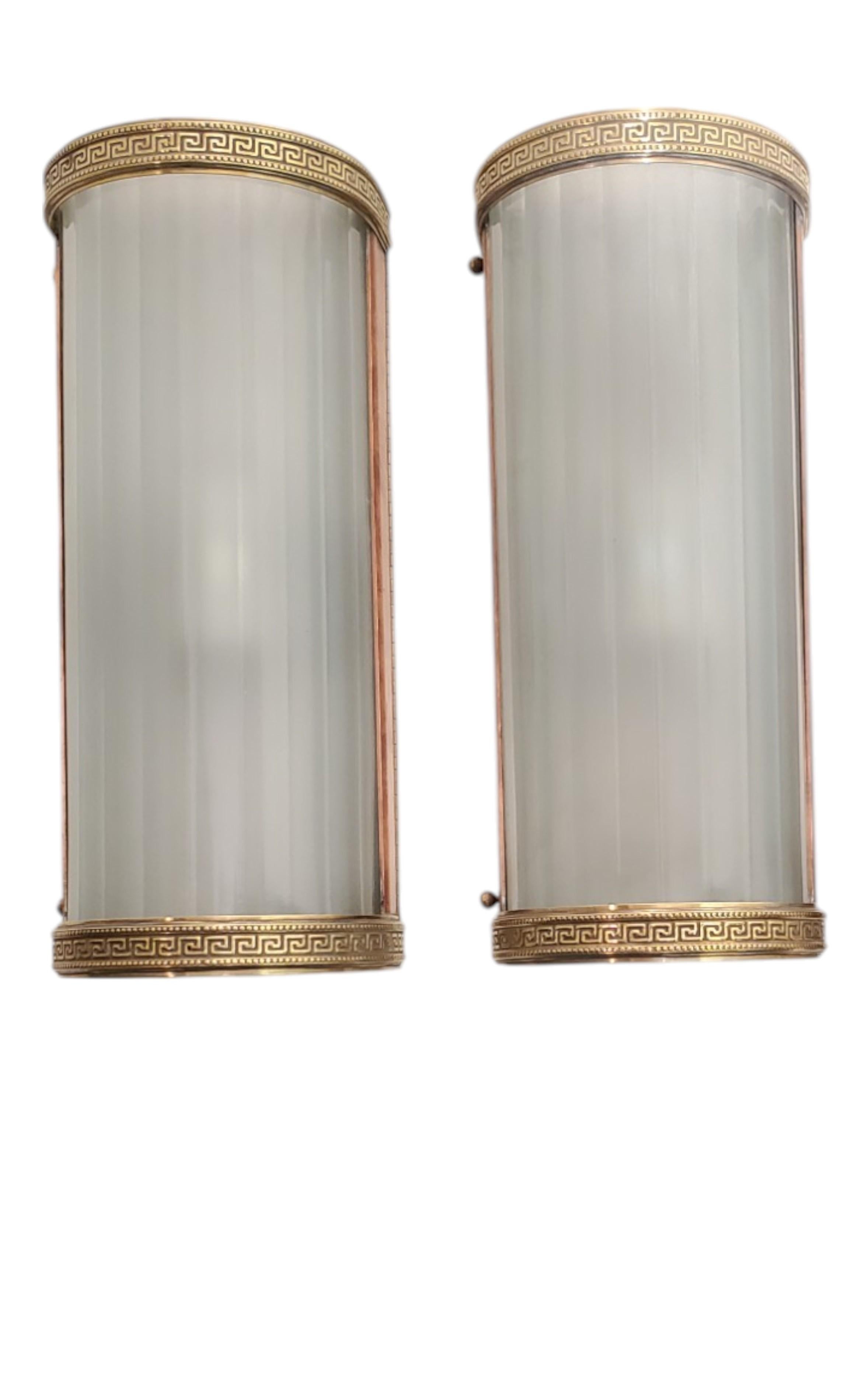 Un set di sei grandi e imponenti appliques originali realizzate in vetro a coste con eleganti supporti in ottone e rame. Ogni applique è caratterizzata da pannelli di vetro demi-lune e scanalati che si ergono orgogliosi come mezze colonne,