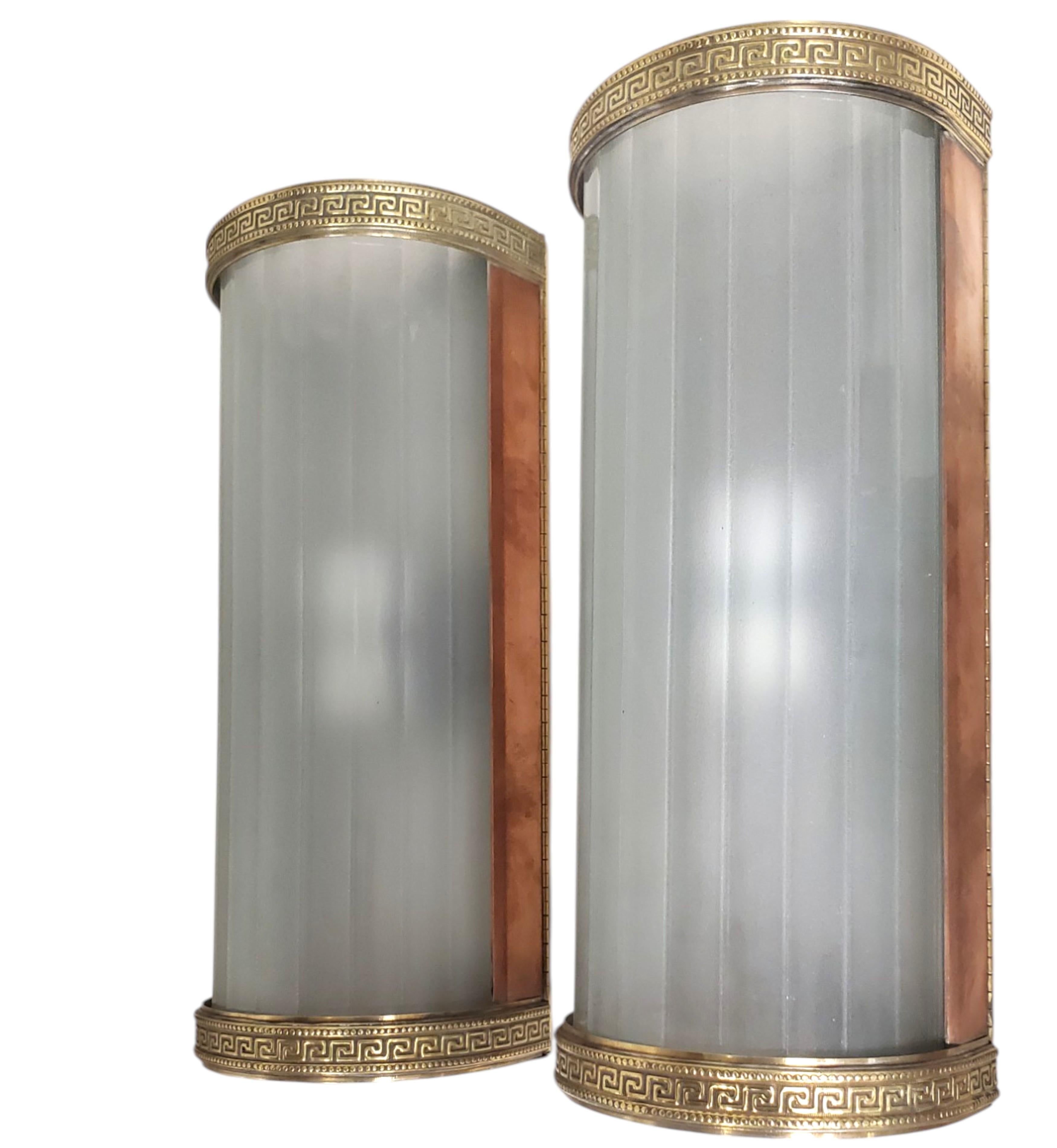 Art Déco Set di sei grandi appliques tubolari originali in vetro con cornici in ottone e rame in vendita