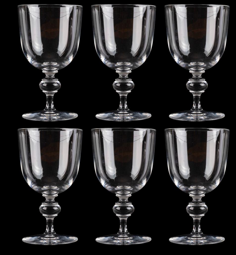 Set di sei bicchieri da piedistallo in cristallo per acqua, dalla forma classica e dal design pulito.

La base di ciascuno di essi è firmata Steuben in stampatello, anni '60.

-Altezza: 16,5 cm; diametro della ciotola: 9,5 cm.

Provenienza: