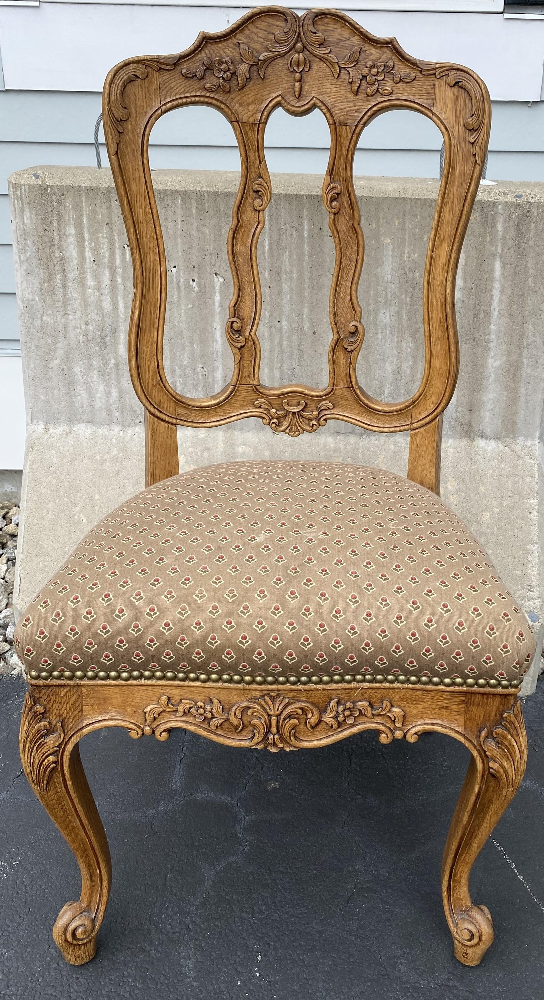 Louis XV Ensemble de six chaises de salle à manger en chêne sculpté de style Upholstering de la fin du XIXe siècle en vente