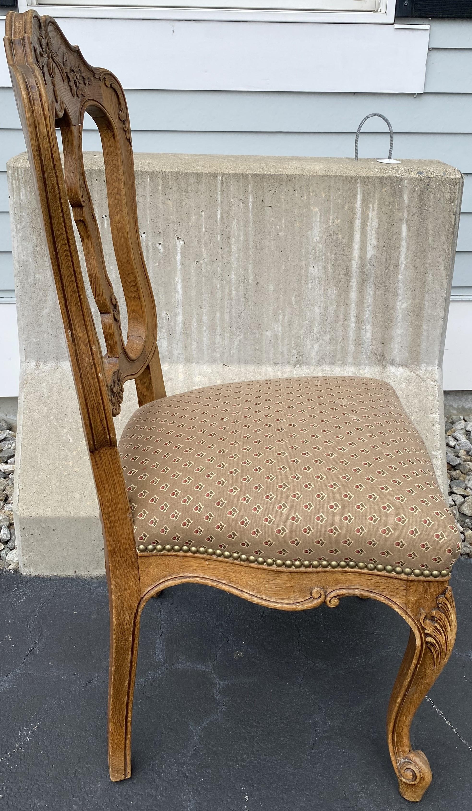 Français Ensemble de six chaises de salle à manger en chêne sculpté de style Upholstering de la fin du XIXe siècle en vente