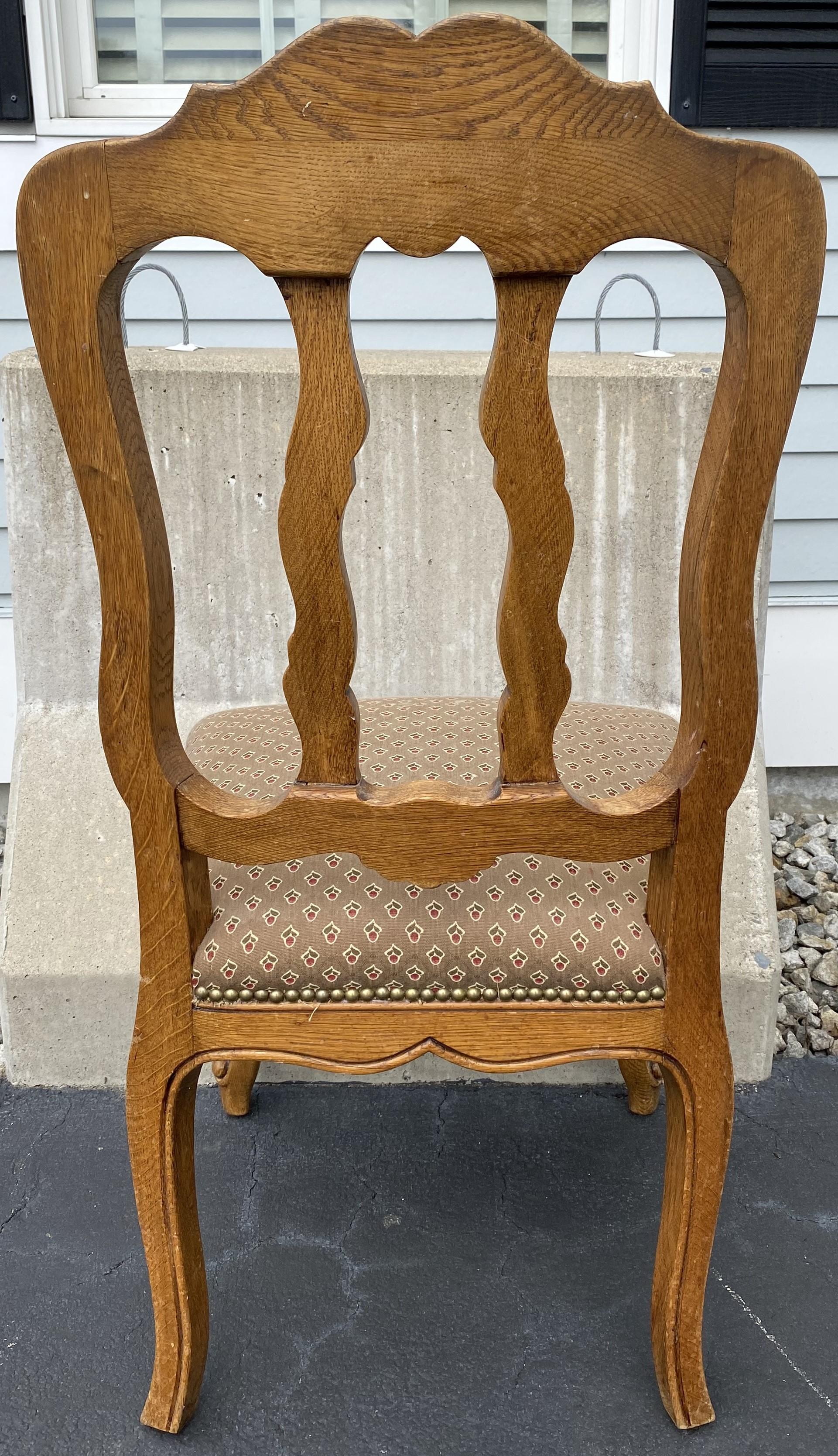 Sculpté à la main Ensemble de six chaises de salle à manger en chêne sculpté de style Upholstering de la fin du XIXe siècle en vente