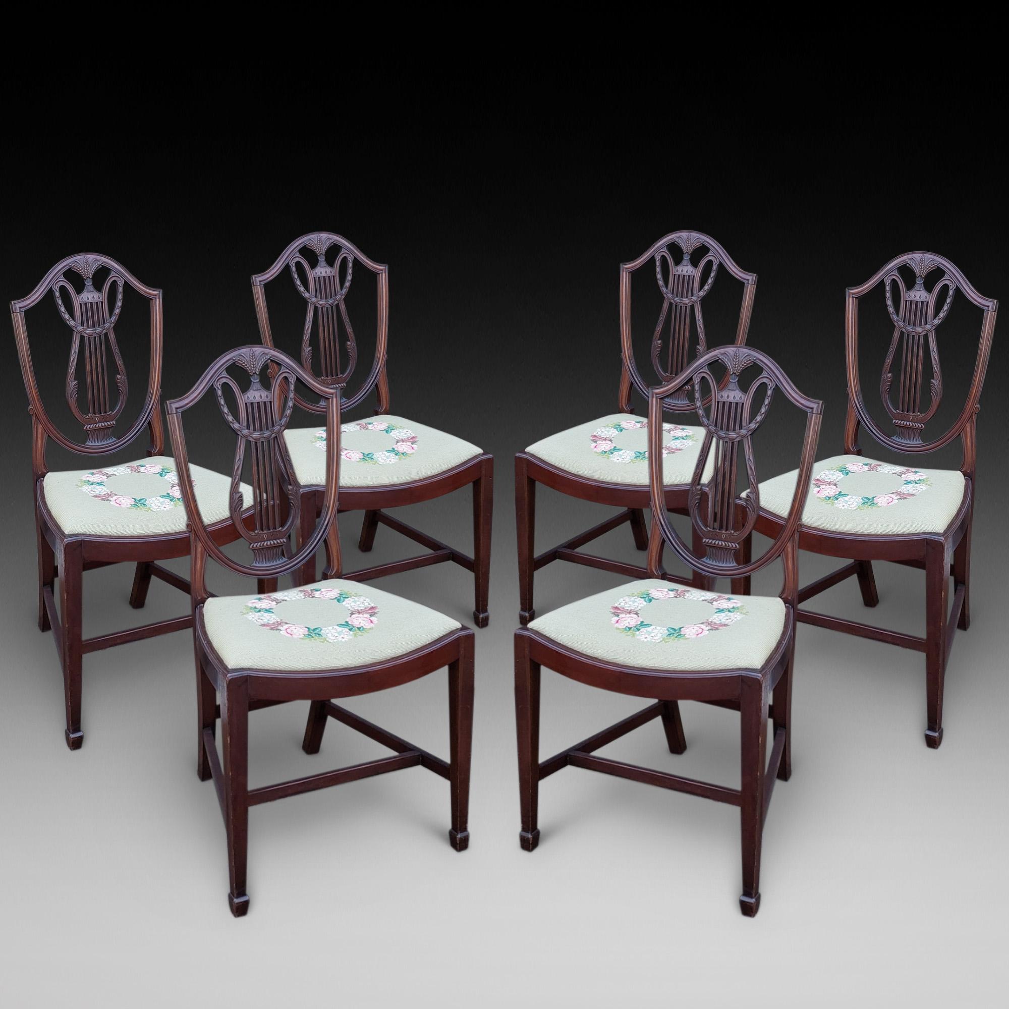 Set di sei sedie da pranzo in mogano Hepplewhite della fine del XIX secolo di Cooper & Holt - Londra - Schienale a scudo con intaglio a foglia di grano e sedili ad arazzo su gambe coniche quadrate stilizzate - 21 