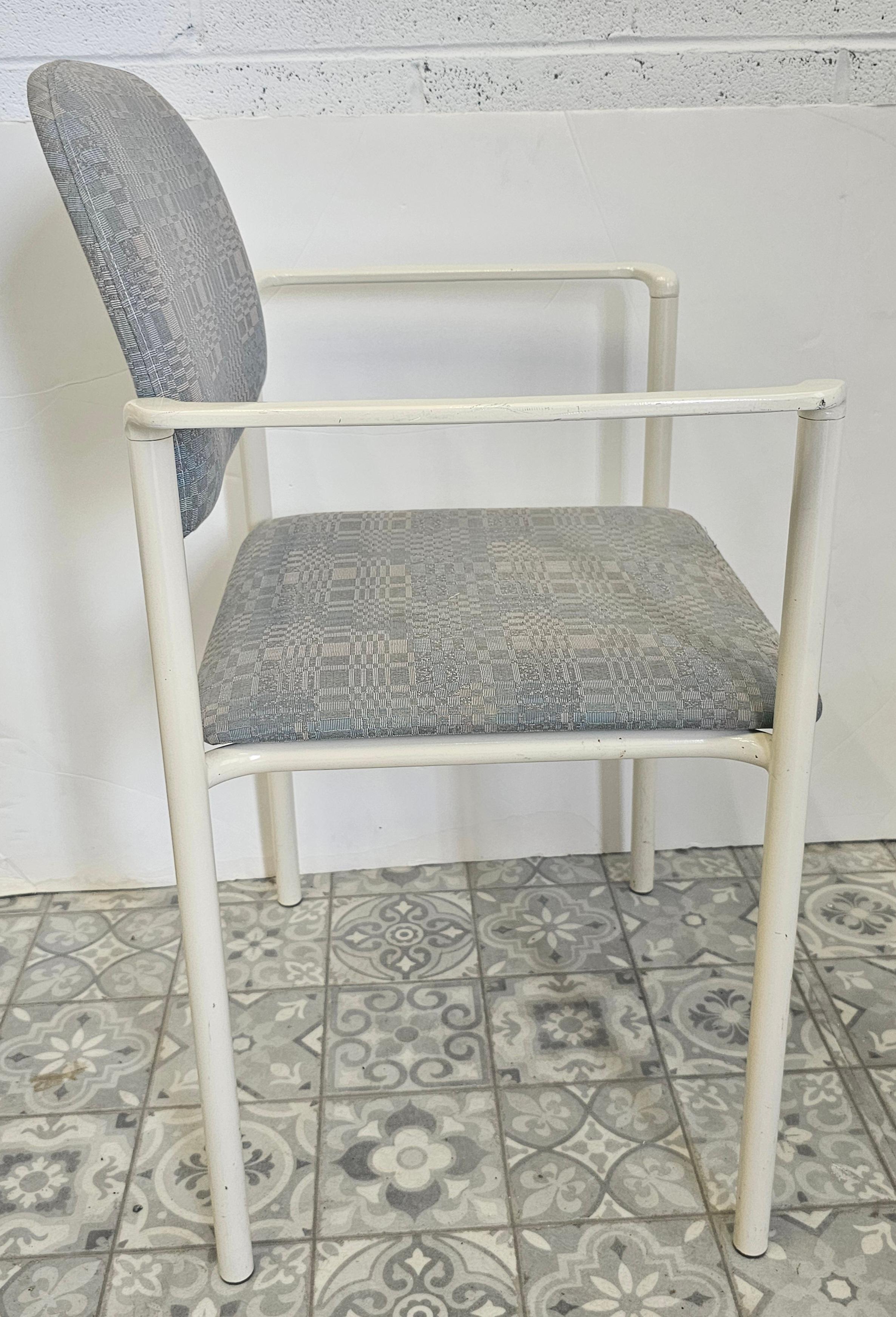 Set di sei poltrone in metallo verniciato e imbottite A.C.I. Industries della fine del XX secolo in vendita 4