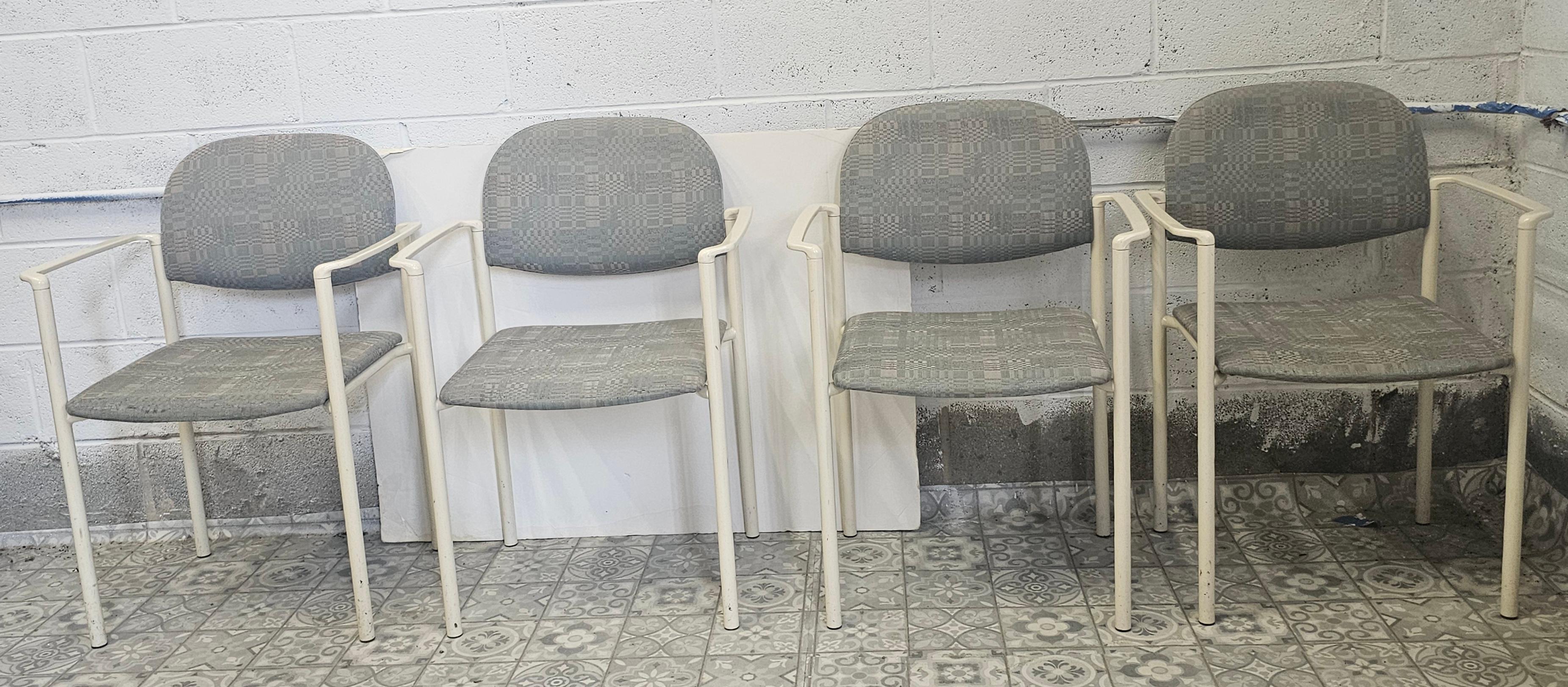 Dipinto Set di sei poltrone in metallo verniciato e imbottite A.C.I. Industries della fine del XX secolo in vendita