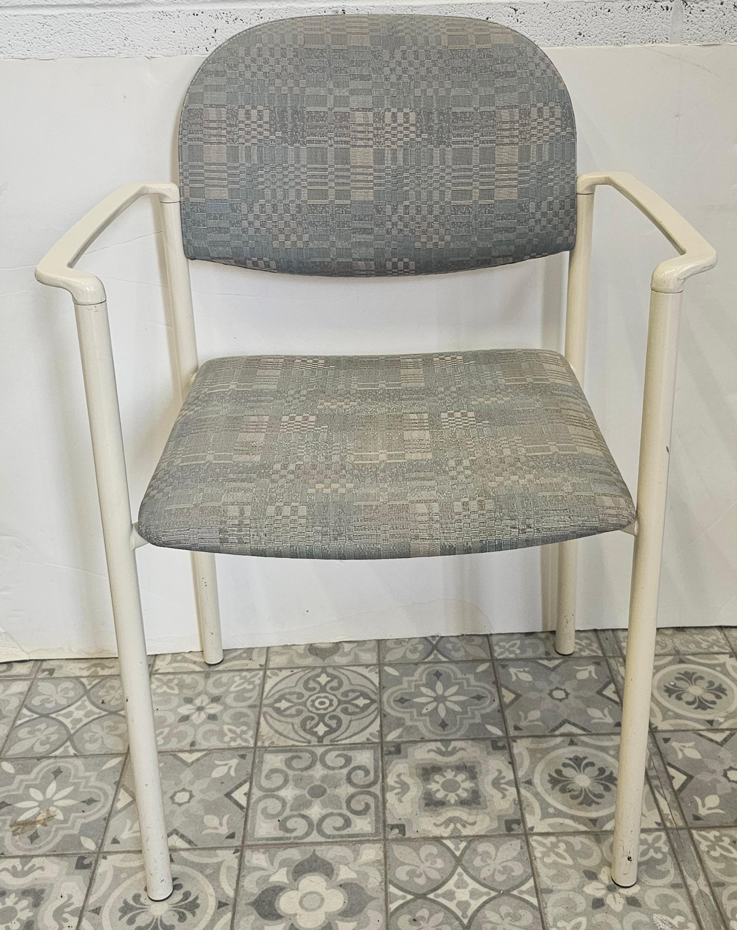 Set di sei poltrone in metallo verniciato e imbottite A.C.I. Industries della fine del XX secolo in vendita 1