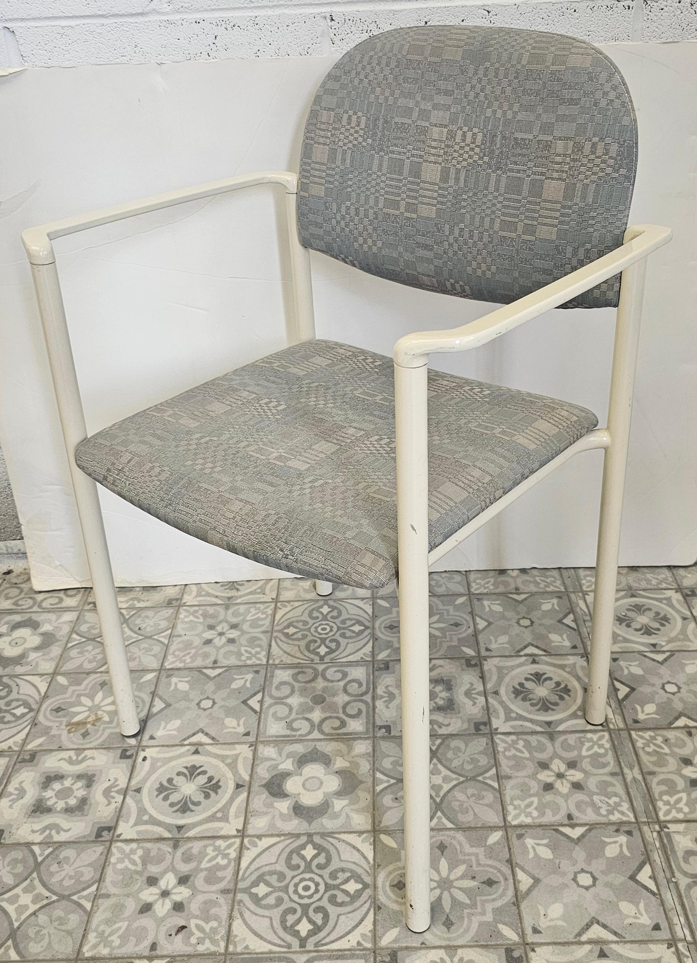 Set di sei poltrone in metallo verniciato e imbottite A.C.I. Industries della fine del XX secolo in vendita 2