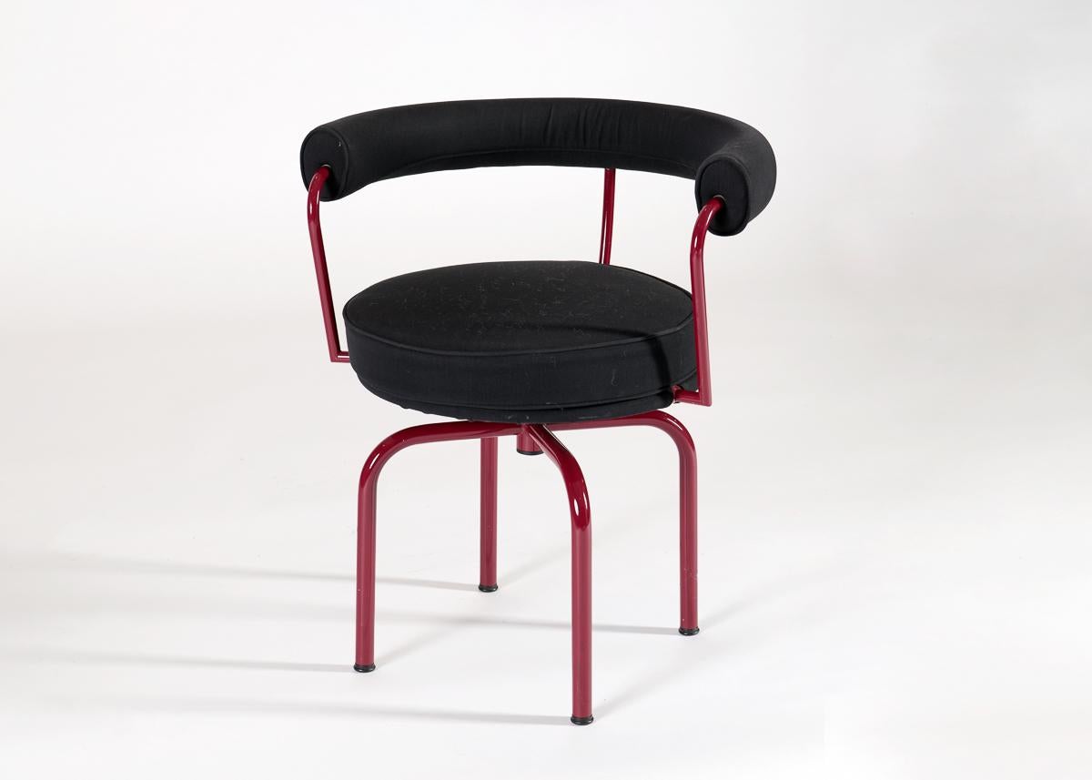 Disegnata nel 1927 da Charlotte Perriand, è stata poi esposta come parte della collezione LC che Charlotte Perriand ha co-creato con Le Corbusier, Jeanneret, Perriand. Prodotto in Italia da Massina.