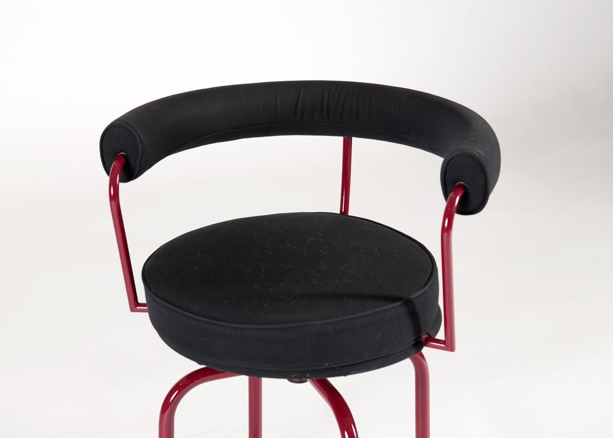 Mid-Century moderno Set di sei sedie girevoli LC7 con struttura rossa, Corbusier, Perriand e Jeanneret in vendita