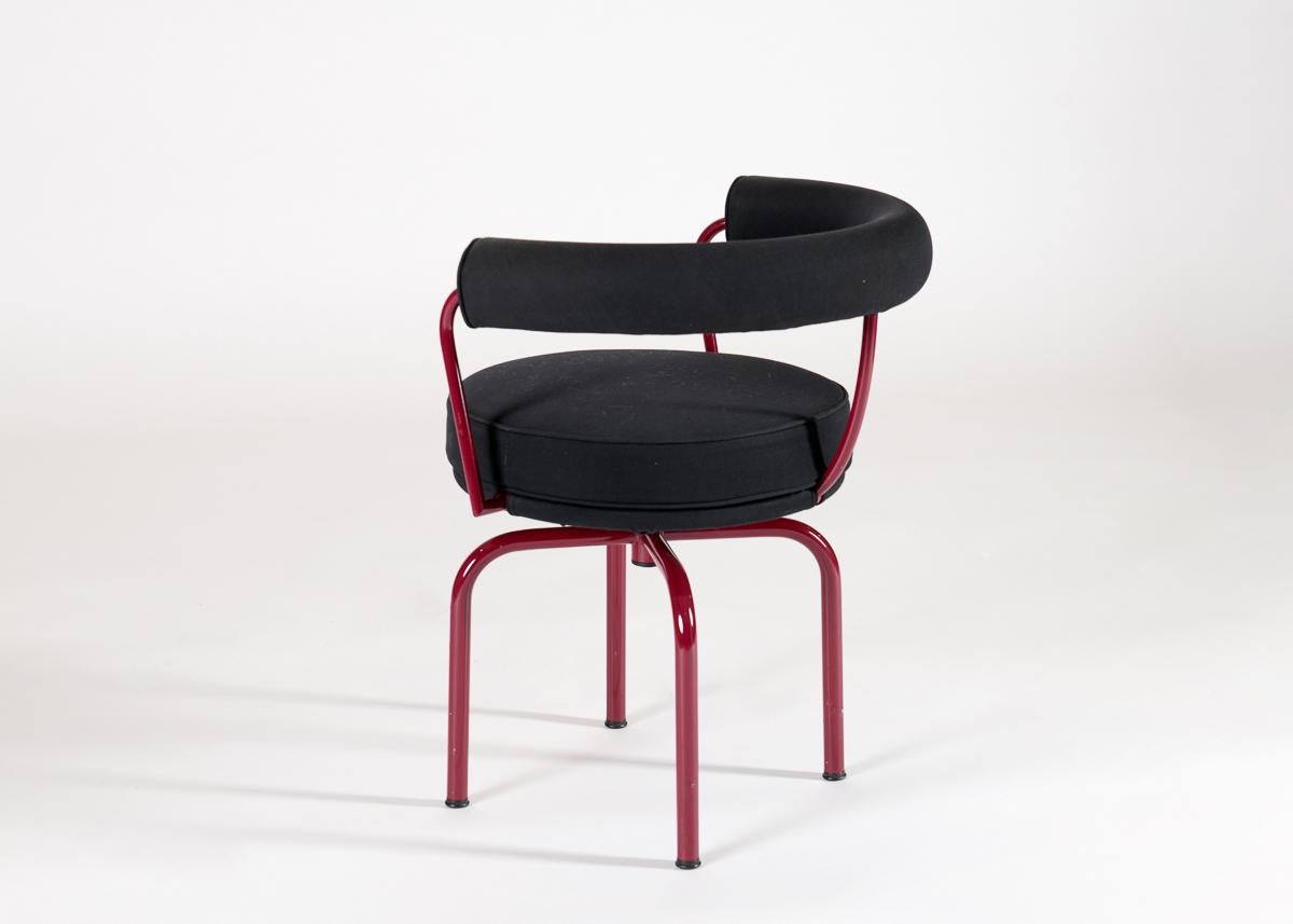 Francese Set di sei sedie girevoli LC7 con struttura rossa, Corbusier, Perriand e Jeanneret in vendita