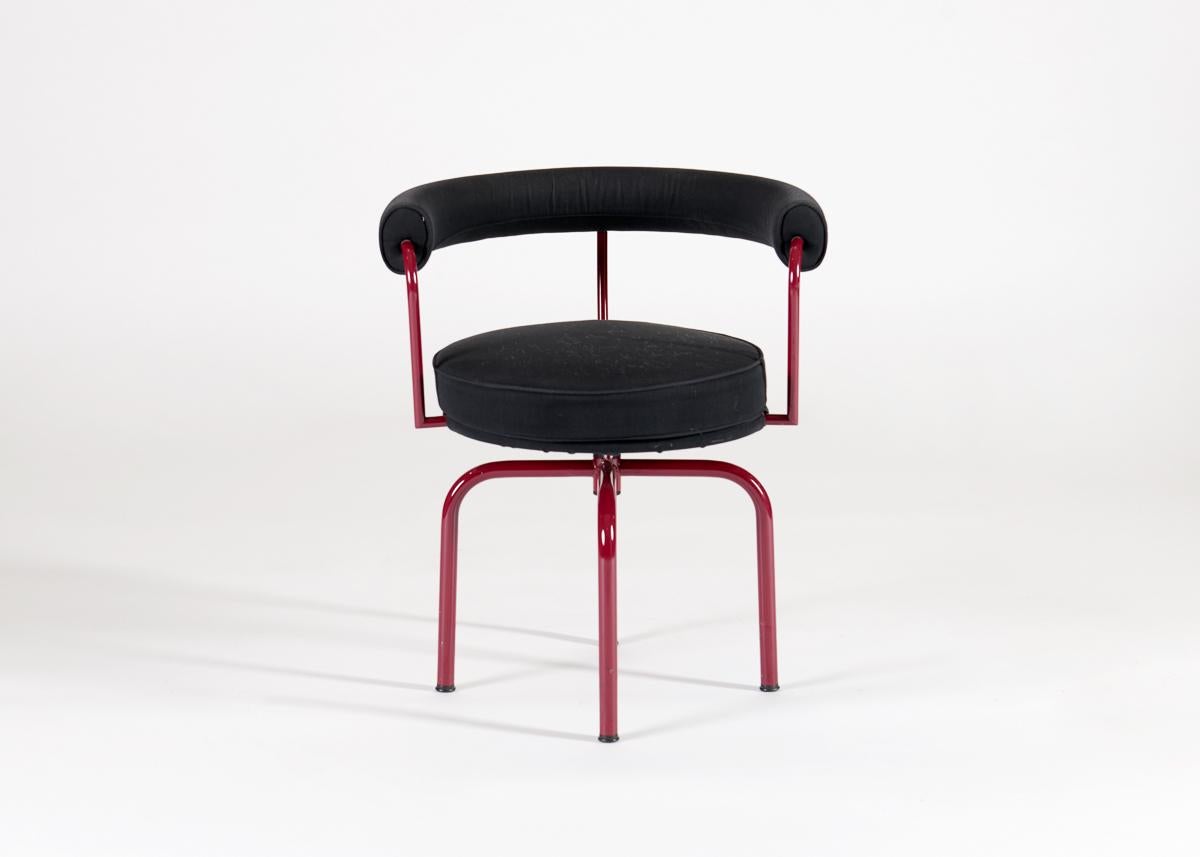 Set di sei sedie girevoli LC7 con struttura rossa, Corbusier, Perriand e Jeanneret In condizioni buone in vendita a New York, NY