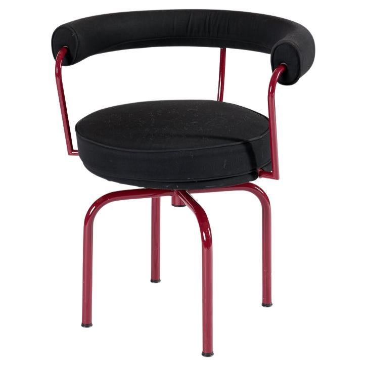 Set di sei sedie girevoli LC7 con struttura rossa, Corbusier, Perriand e Jeanneret in vendita