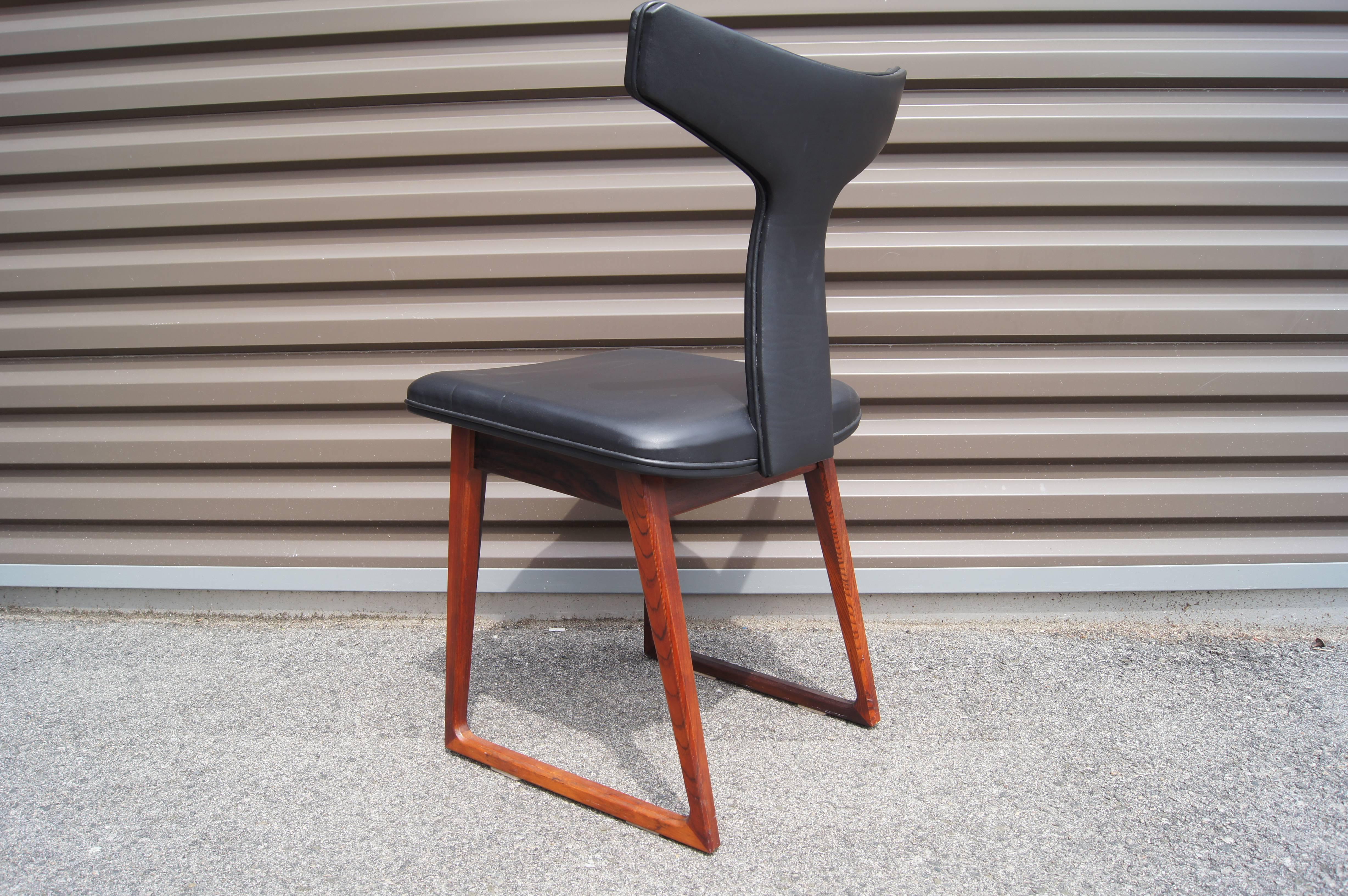 Scandinavian Modern Set of Six Leather and Rosewood T-Back Dining Chairs by Arne Vodder for Sibast