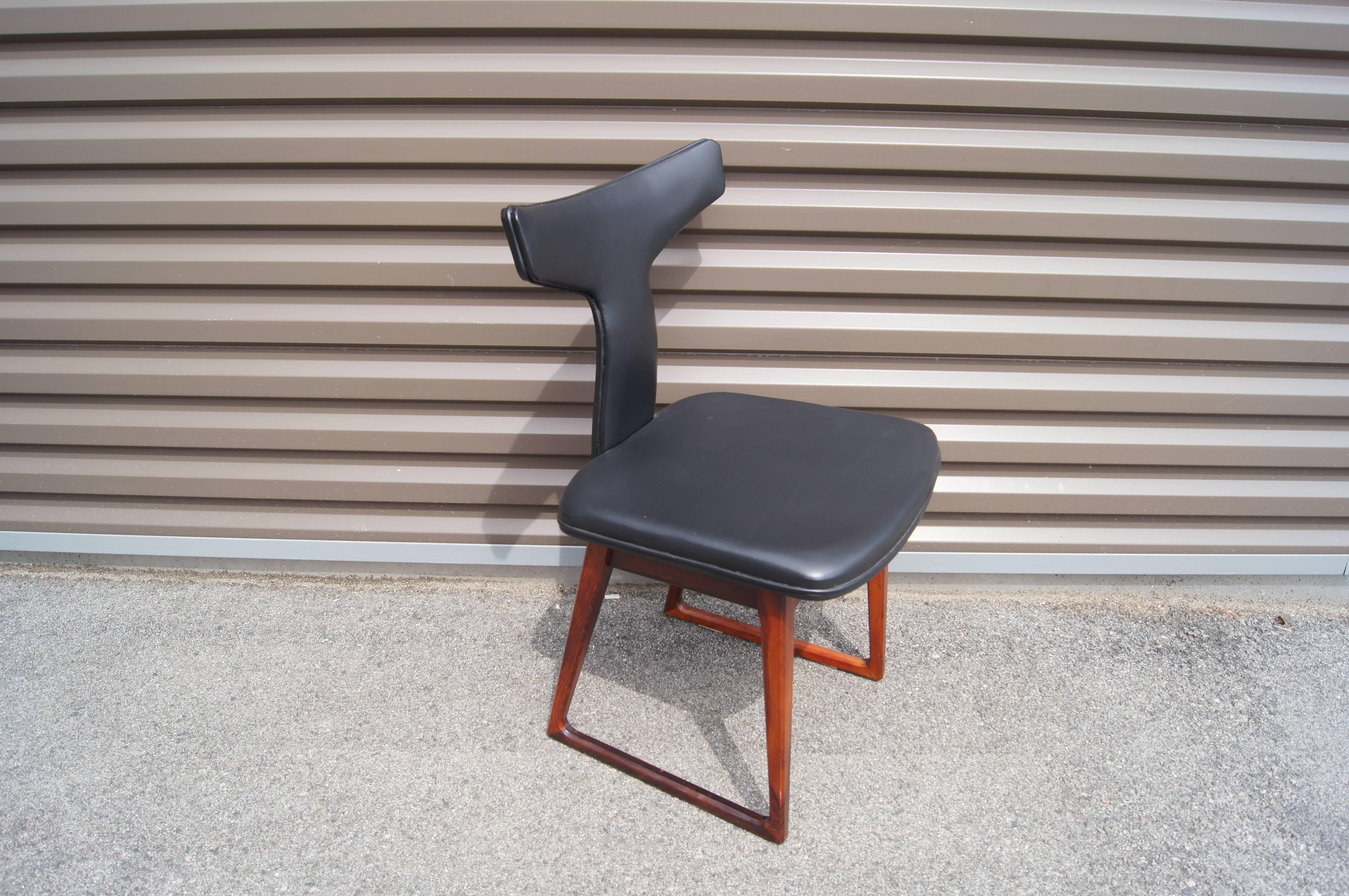 Set of Six Leather and Rosewood T-Back Dining Chairs by Arne Vodder for Sibast In Good Condition In Dorchester, MA