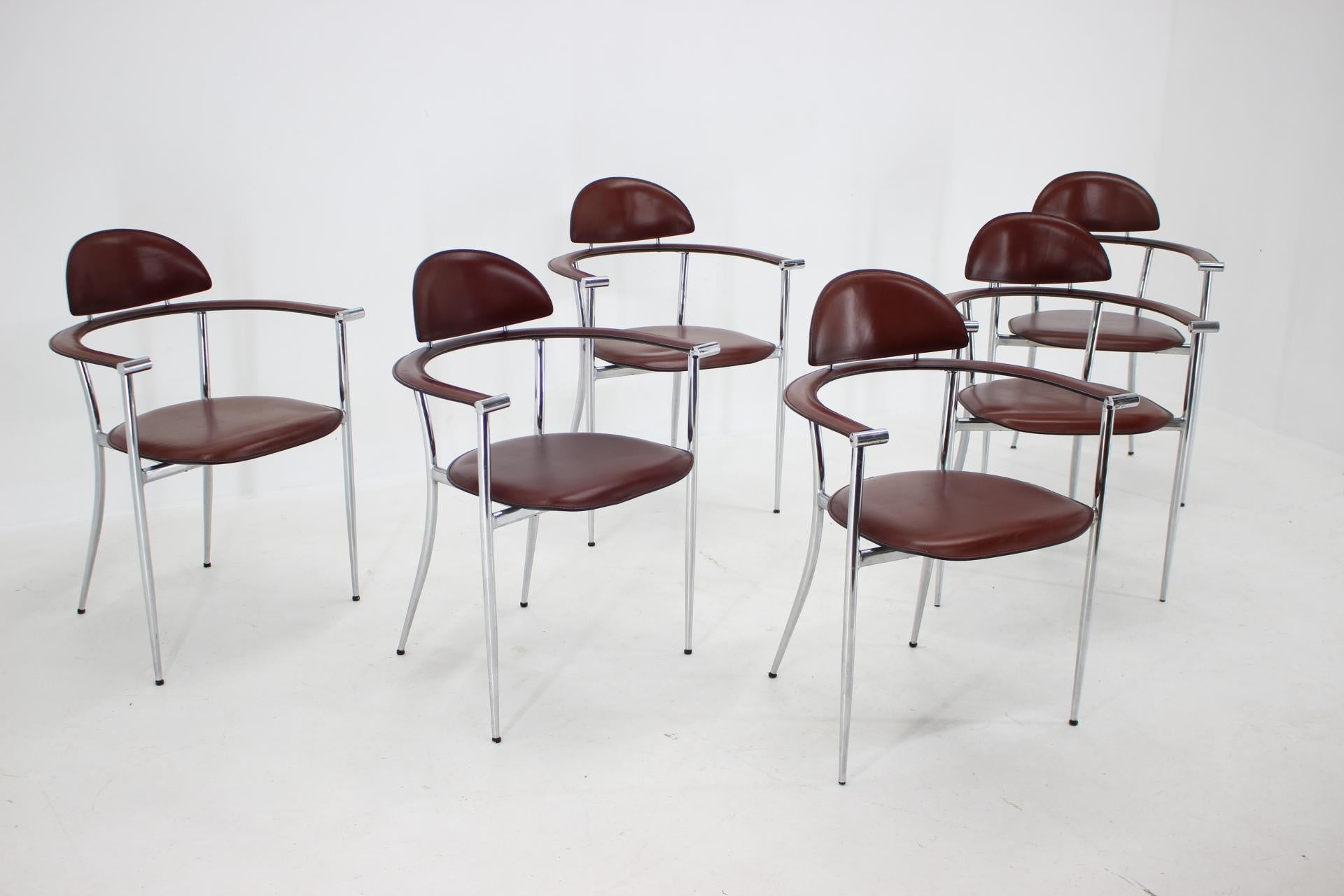 Beautiful set of six dining chairs, marked by Arrben
- Very good original condition
- Chrome polished
- upholstery without any damage
- Height of armrest 67 cm
- Height of seat 48 cm.