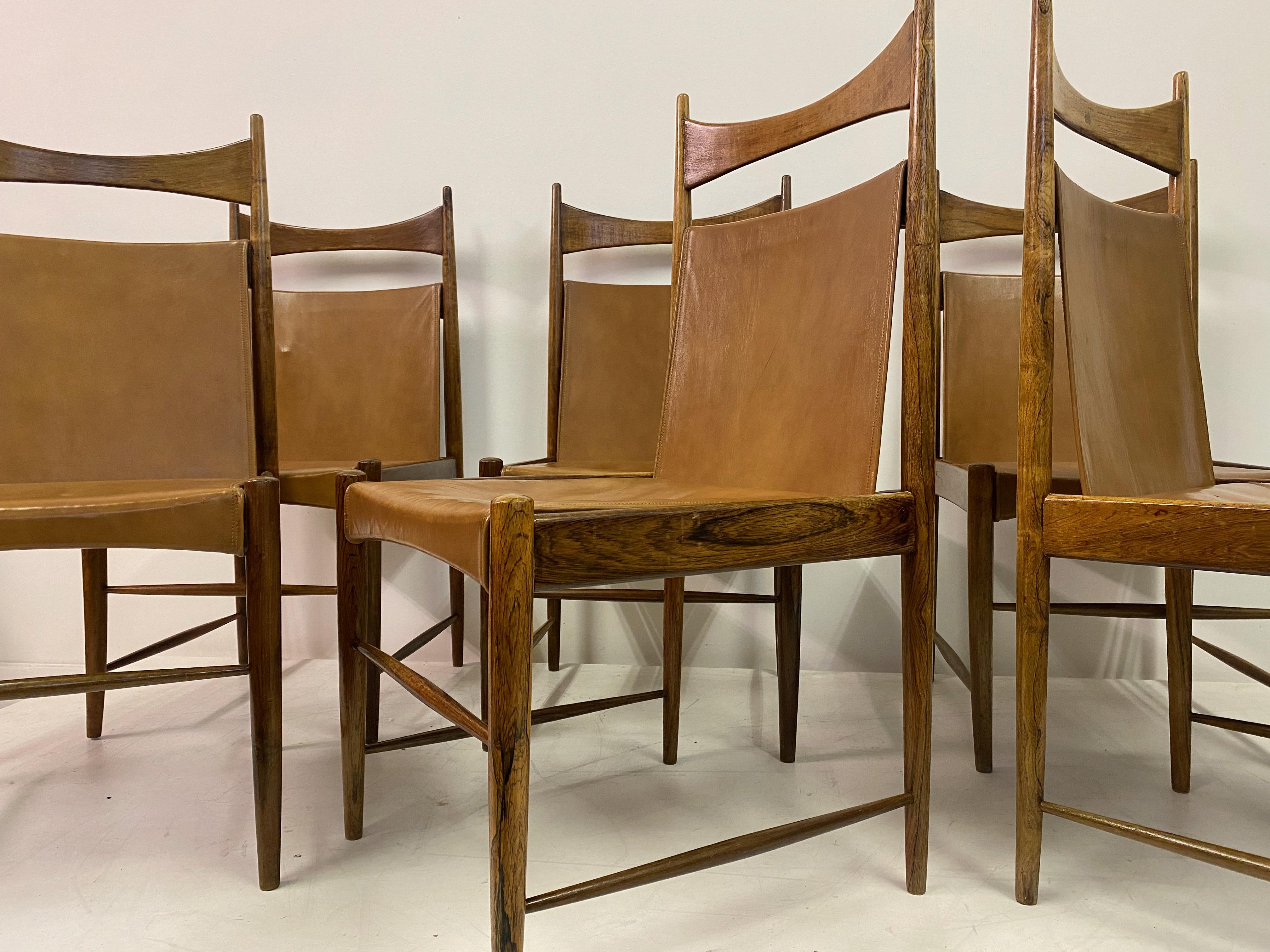 Set di sei sedie da pranzo in pelle di Sergio Rodrigues In condizioni buone in vendita a London, London