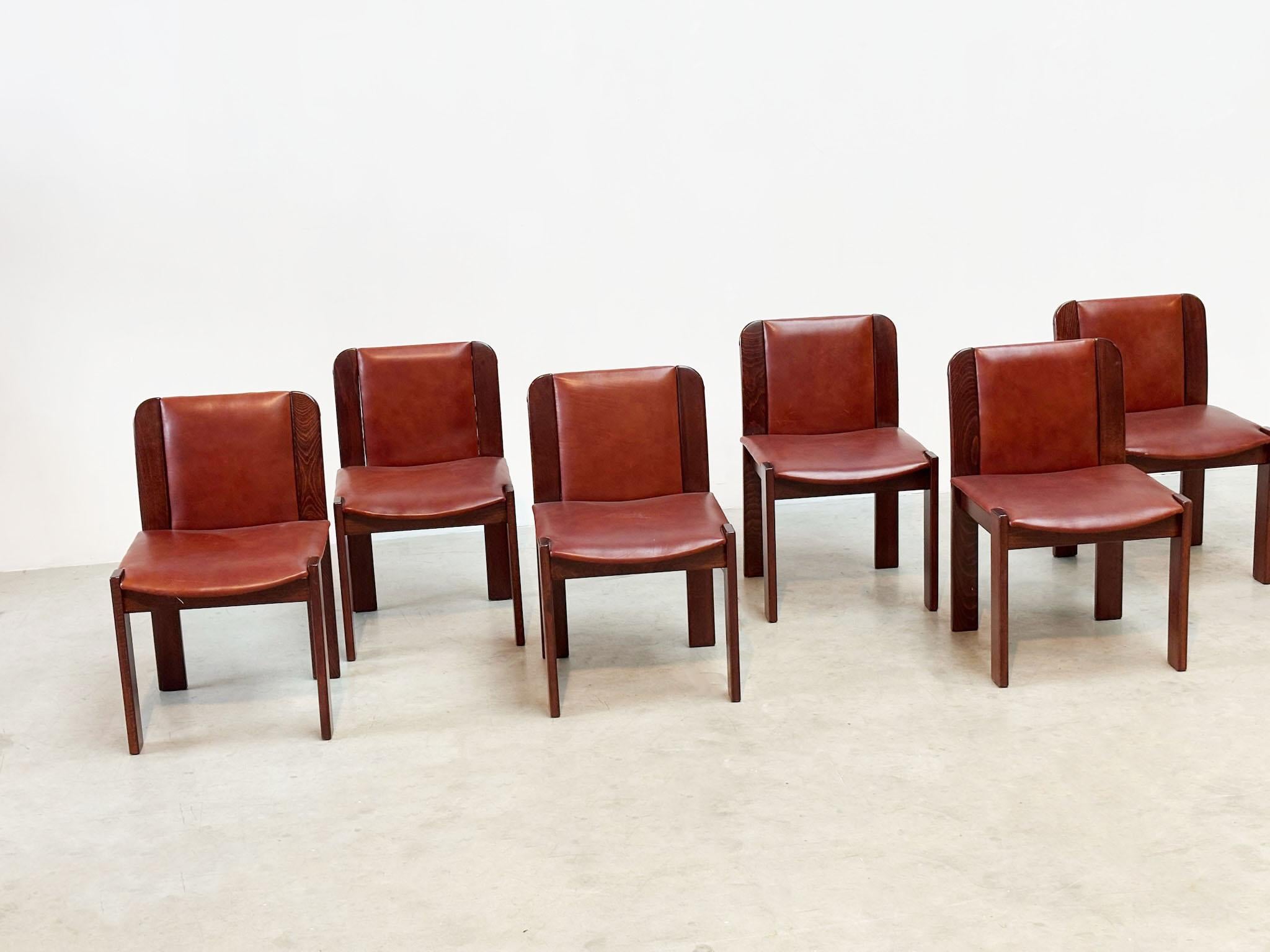 Set of six leather Italian dining chairs In Good Condition In Nijlen, VAN