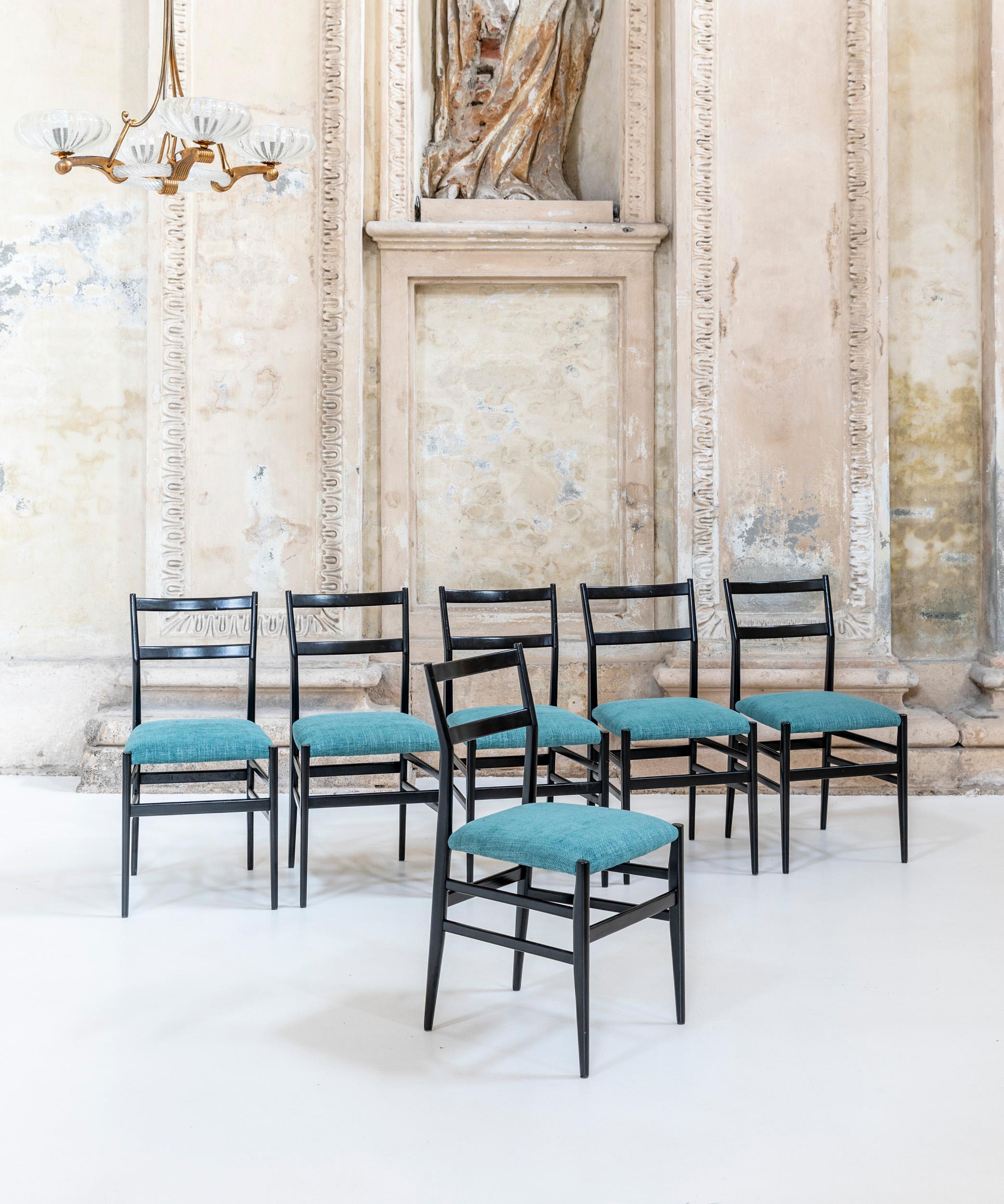 Extraordinaire ensemble de six chaises originales 