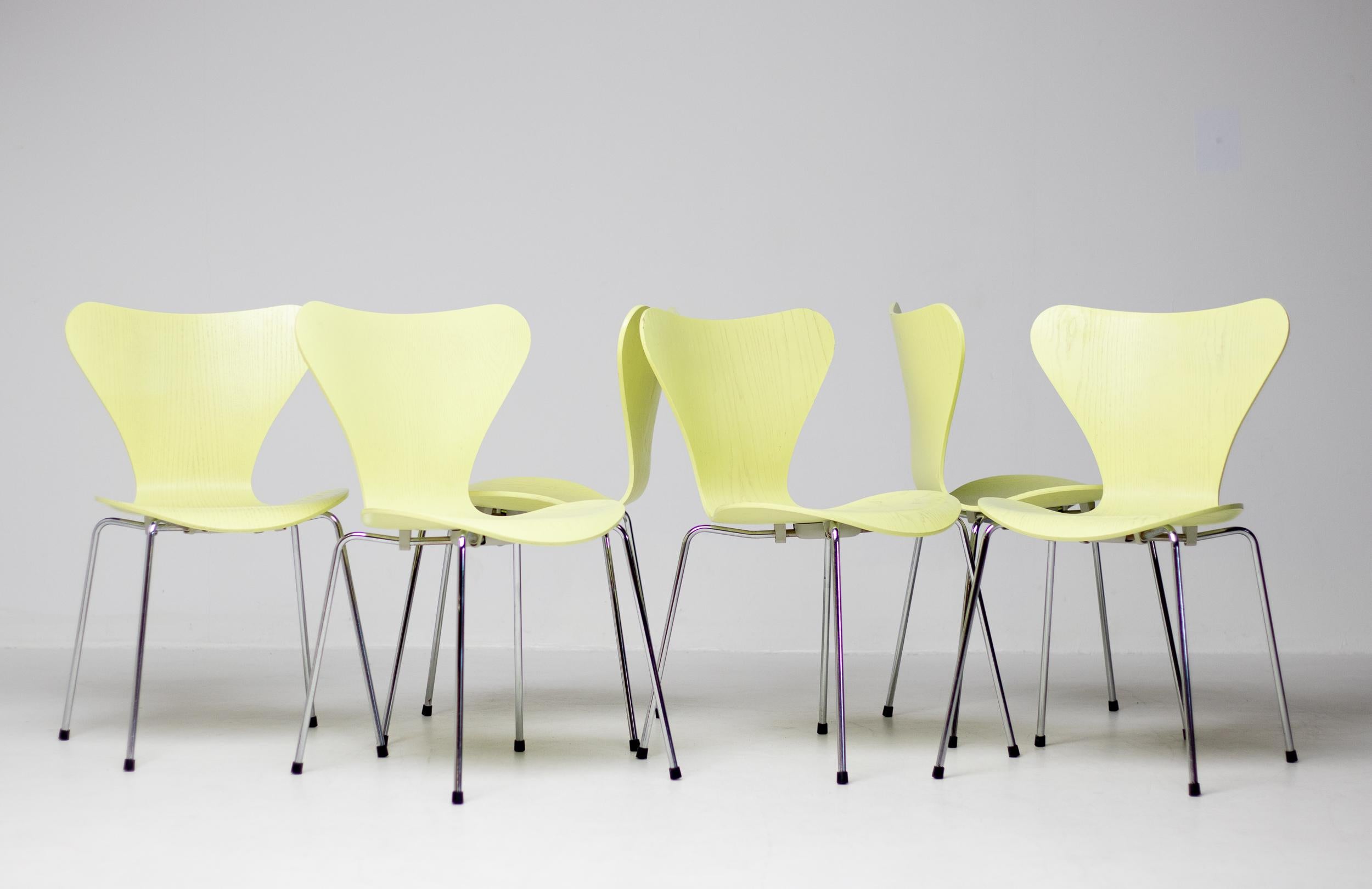 This set of 6 Model 3107, or series seven chairs, were designed by Arne Jacobsen and manufactured by Fritz Hansen. This wonderful set is finished in limited edition Lemon Lime dyed ash and made in 2005.
The Series 7™ designed by Arne Jacobsen is by
