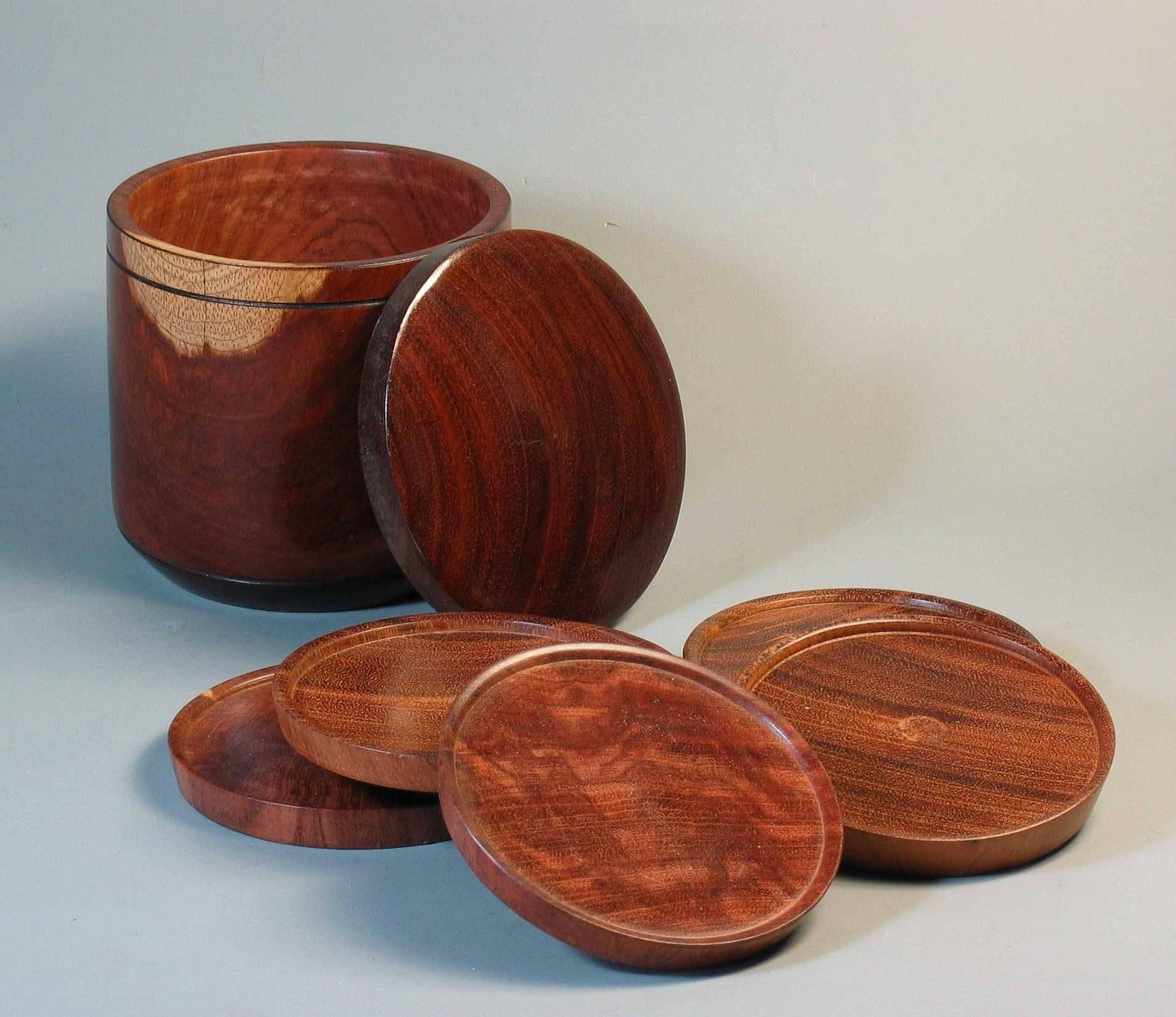 Set di sei calici in lignum vitae e sei sottobicchieri con scatola, circa 1960 In condizioni buone in vendita a Ottawa, Ontario