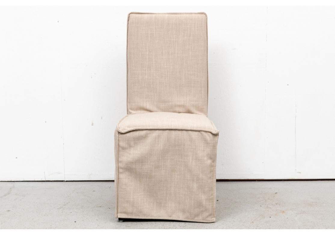 Ein lässiges Stuhlset mit natürlichen Bezügen. Mit ebonisierten Zargen und quadratischen, sich leicht verjüngenden Beinen mit flachen Seitenträgern. Die Bezüge sind aus einem naturfarbenen, leinenähnlichen Stoff. Solides Gefühl und sehr komfortabel.