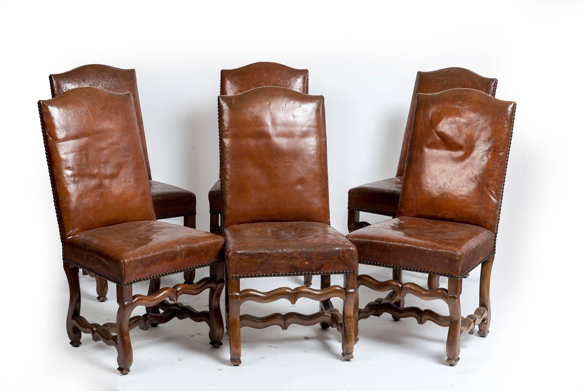 Ensemble de six chaises de salle à manger Louis XIII en noyer avec cuir d'origine en vente 4