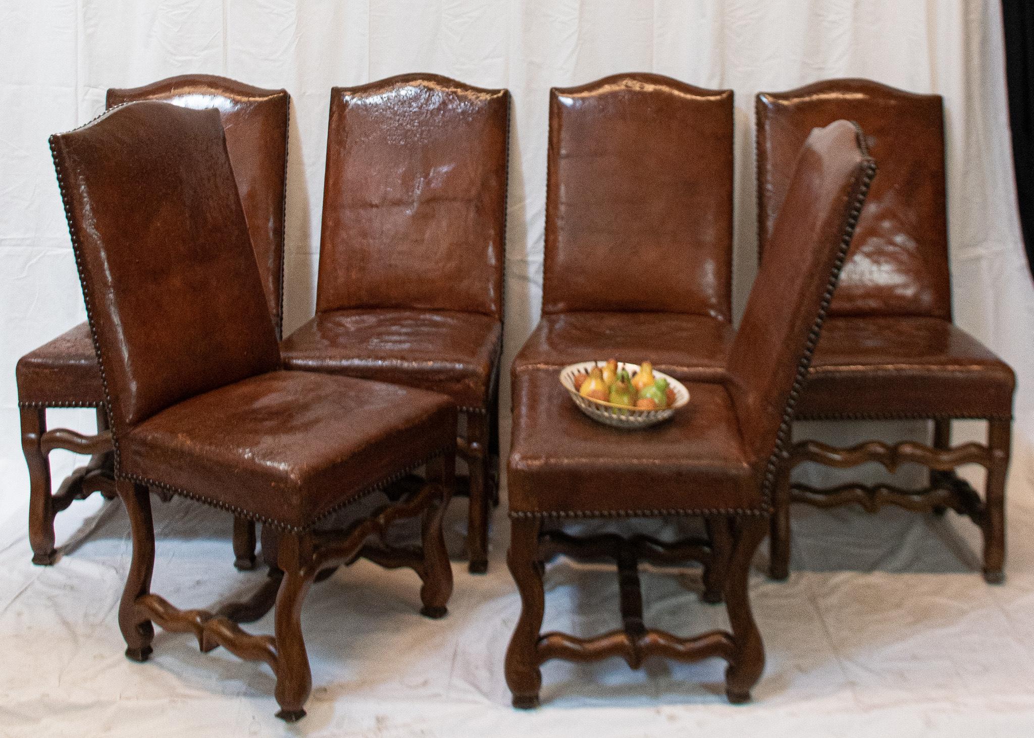 Ensemble de six chaises de salle à manger Louis XIII en noyer avec cuir d'origine en vente 5