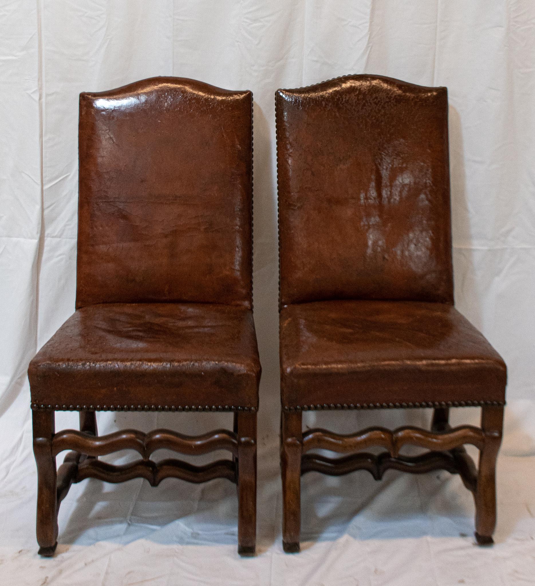 Ensemble de six chaises de salle à manger Louis XIII en noyer avec cuir d'origine en vente 7