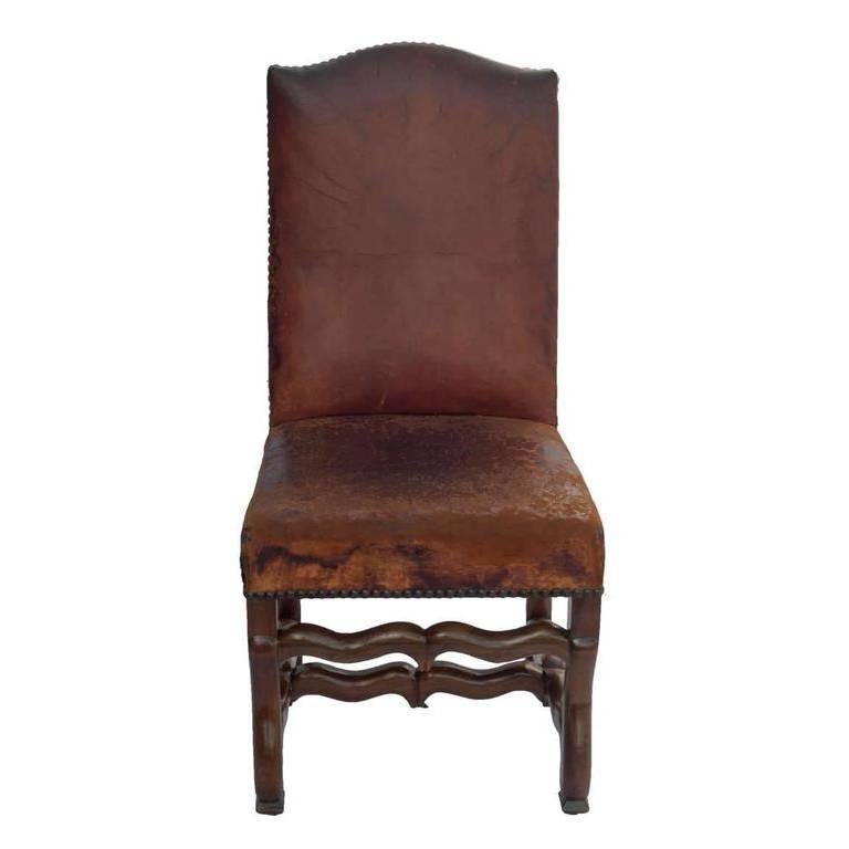 XIXe siècle Ensemble de six chaises de salle à manger Louis XIII en noyer avec cuir d'origine en vente