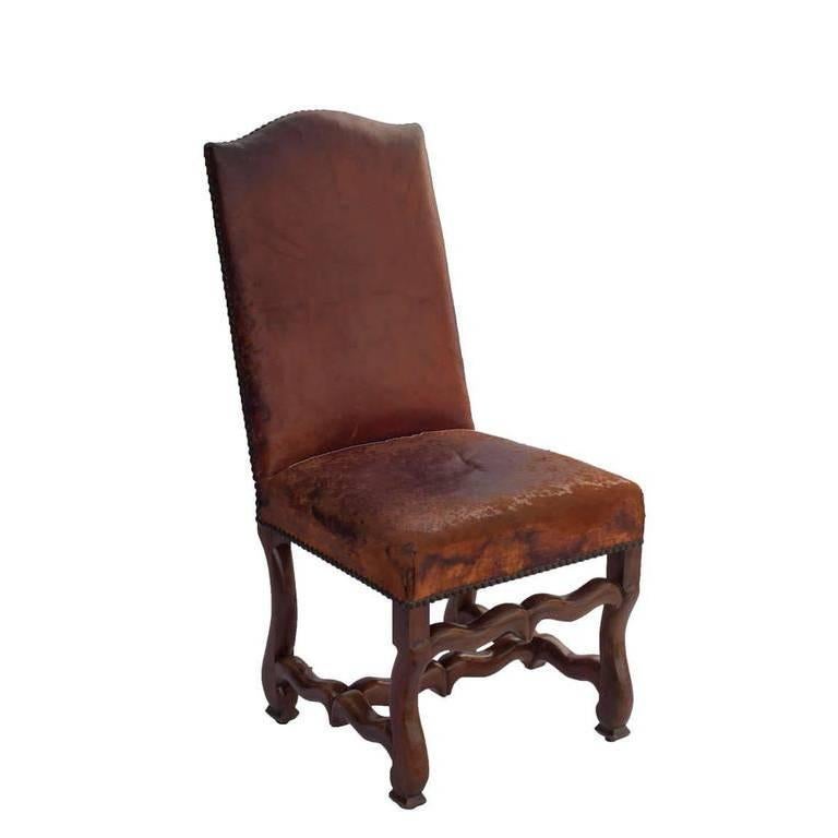 Cuir Ensemble de six chaises de salle à manger Louis XIII en noyer avec cuir d'origine en vente