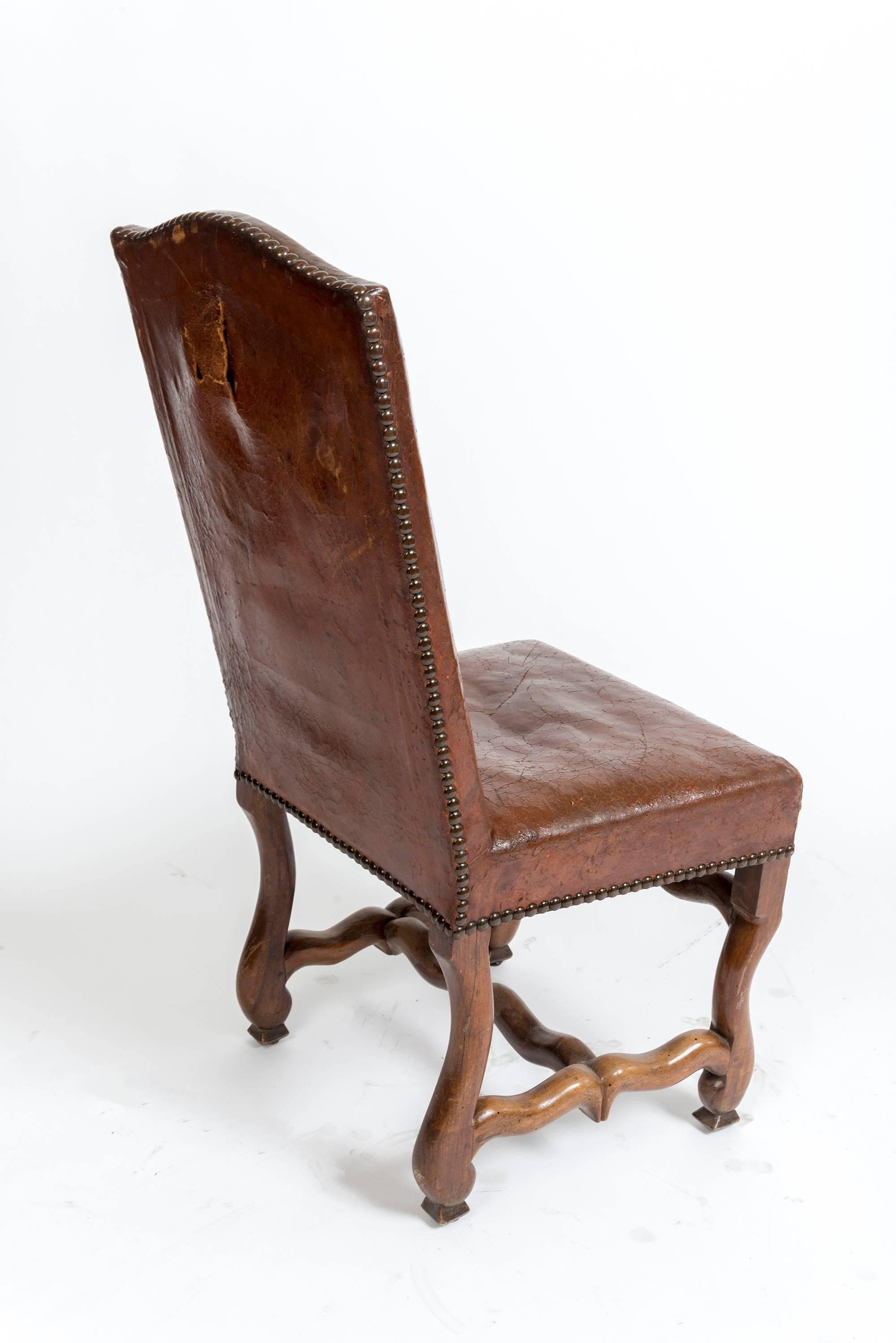 Ensemble de six chaises de salle à manger Louis XIII en noyer avec cuir d'origine en vente 1