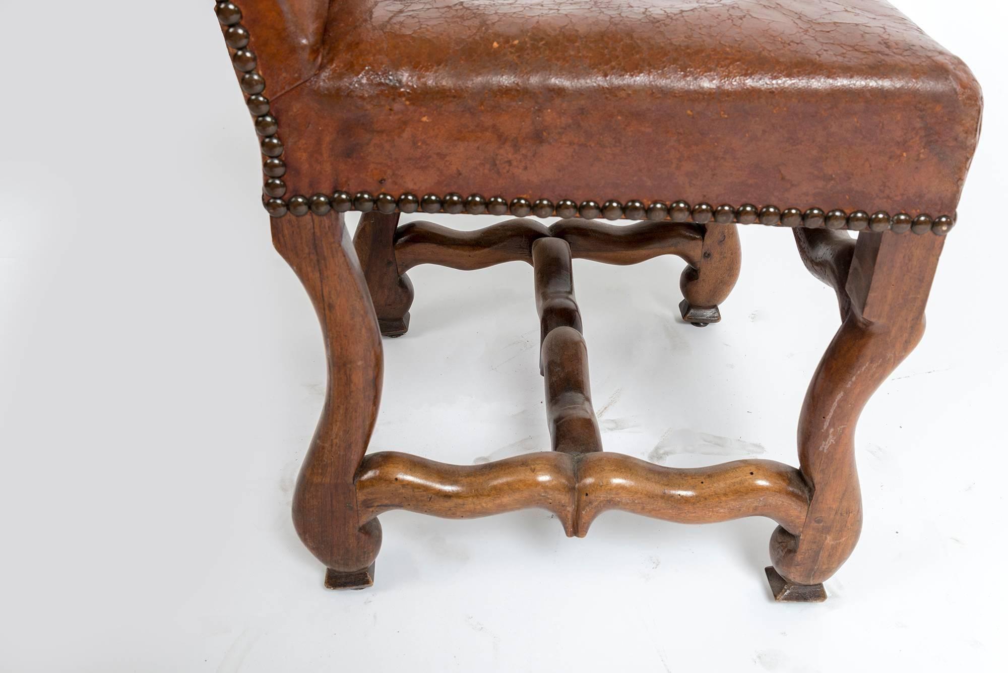 Ensemble de six chaises de salle à manger Louis XIII en noyer avec cuir d'origine en vente 2