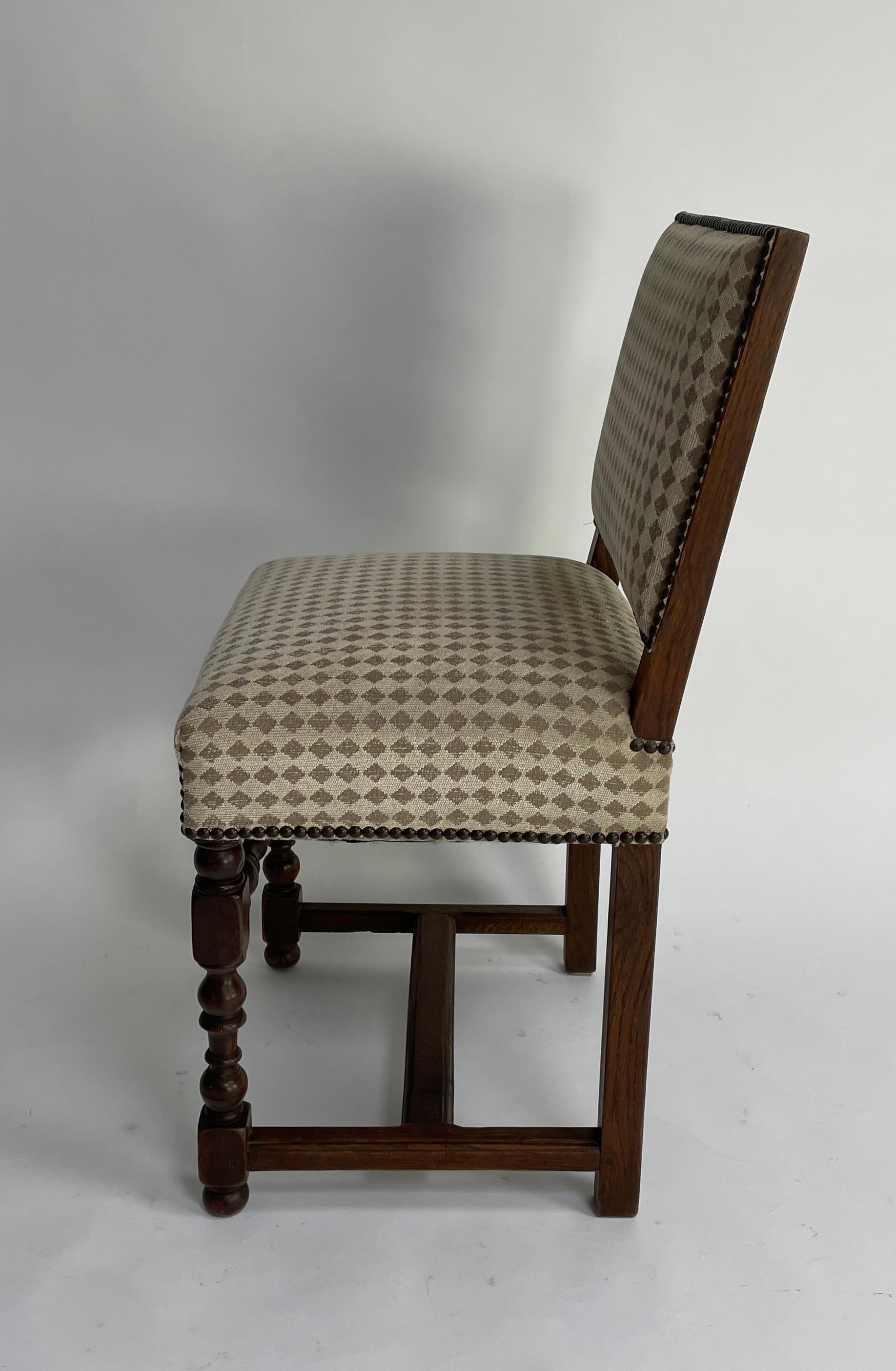 Ensemble de six chaises de style Louis XIII en vente 4
