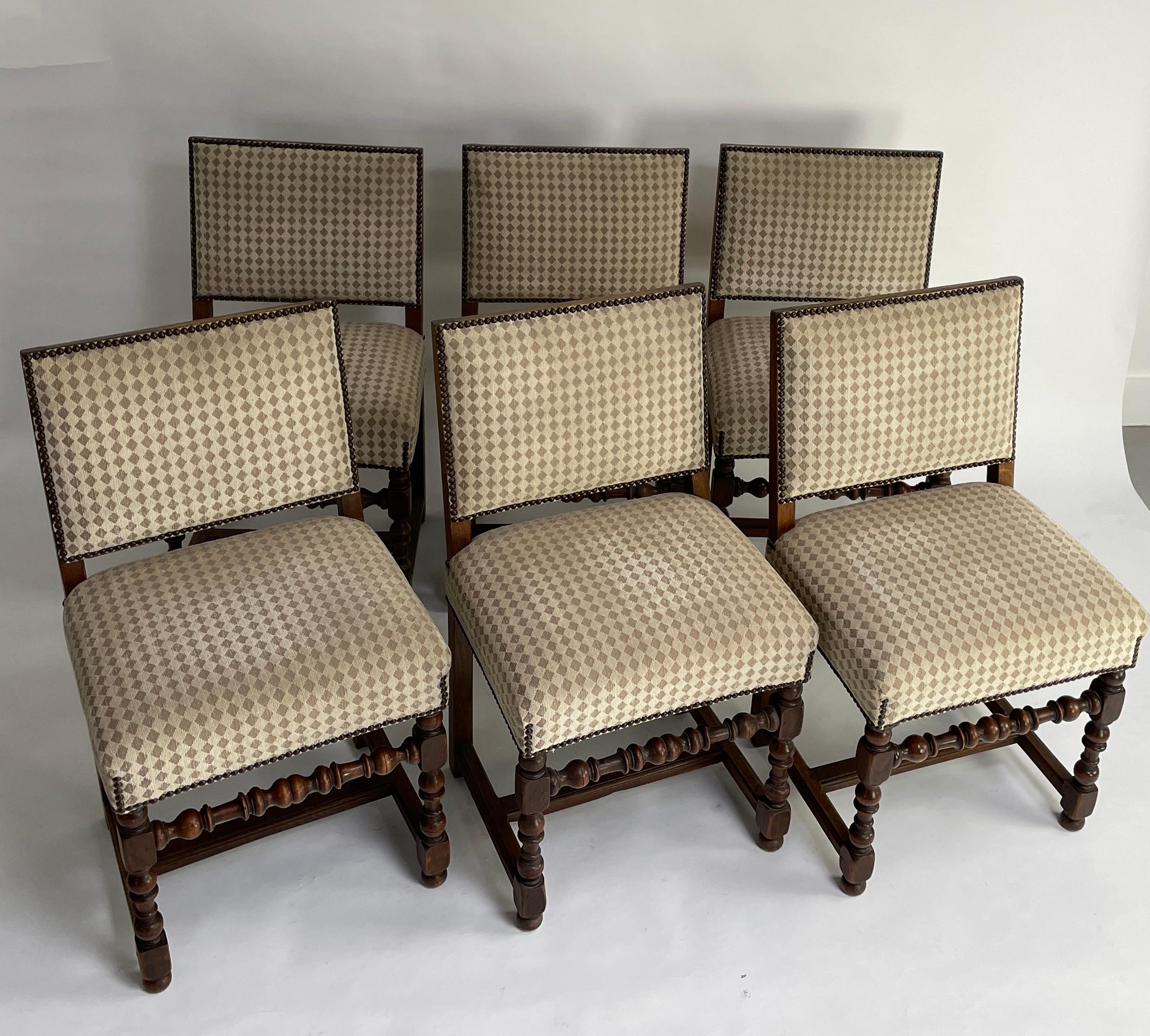 Ensemble de 6 pièces de style Louis XIII avec des détails en bois tourné et en noyer.  Nouveau rembourrage des coussins de siège.  
