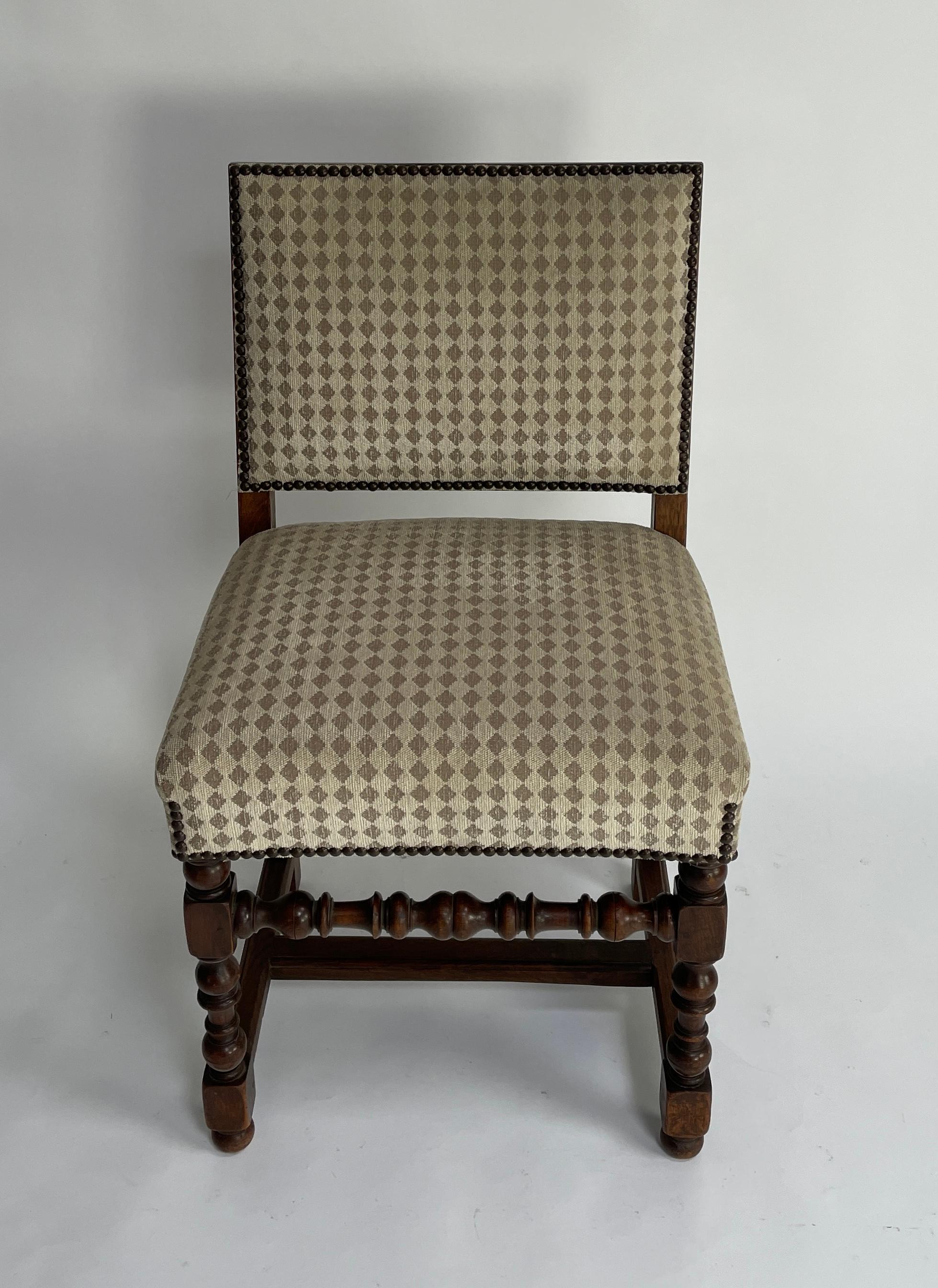 Ensemble de six chaises de style Louis XIII Bon état - En vente à Los Angeles, CA