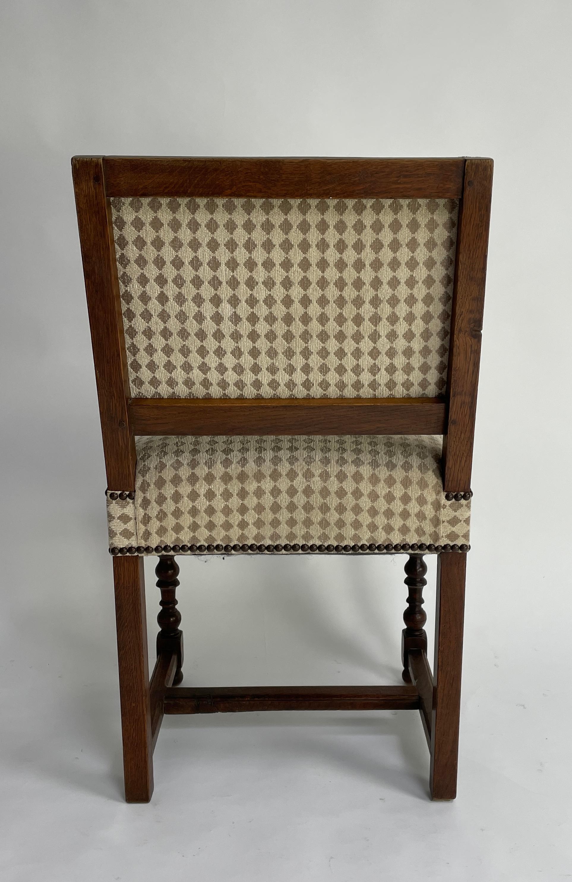 Ensemble de six chaises de style Louis XIII en vente 1