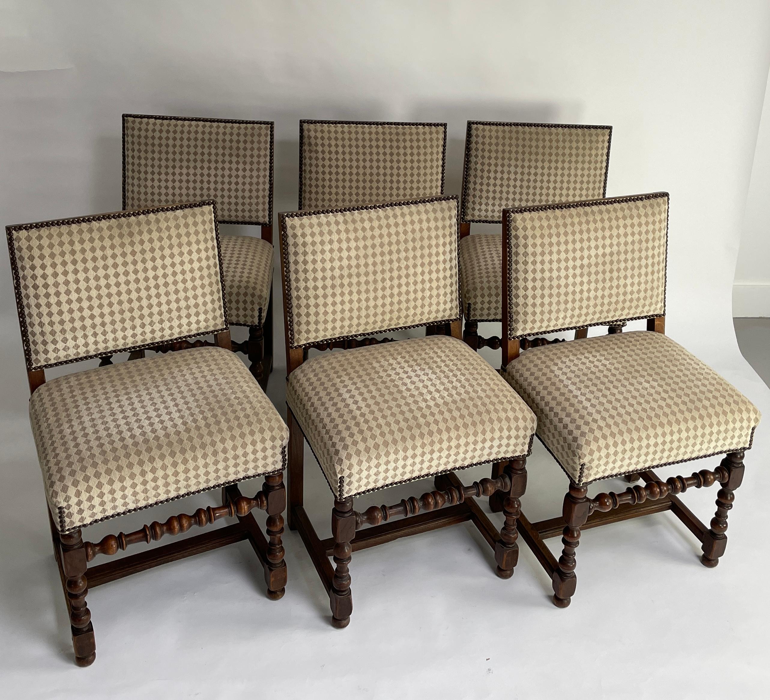 Satz von sechs Stühlen im Louis-XIII-Stil im Angebot 1