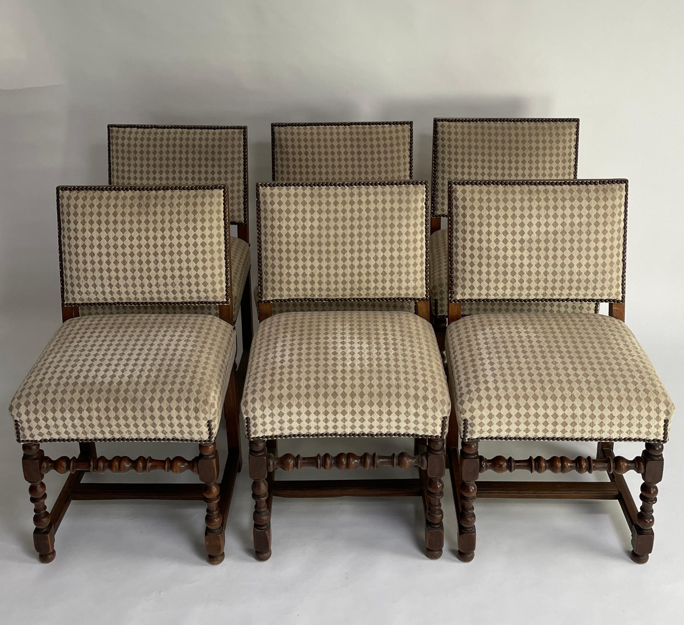 Ensemble de six chaises de style Louis XIII en vente 3