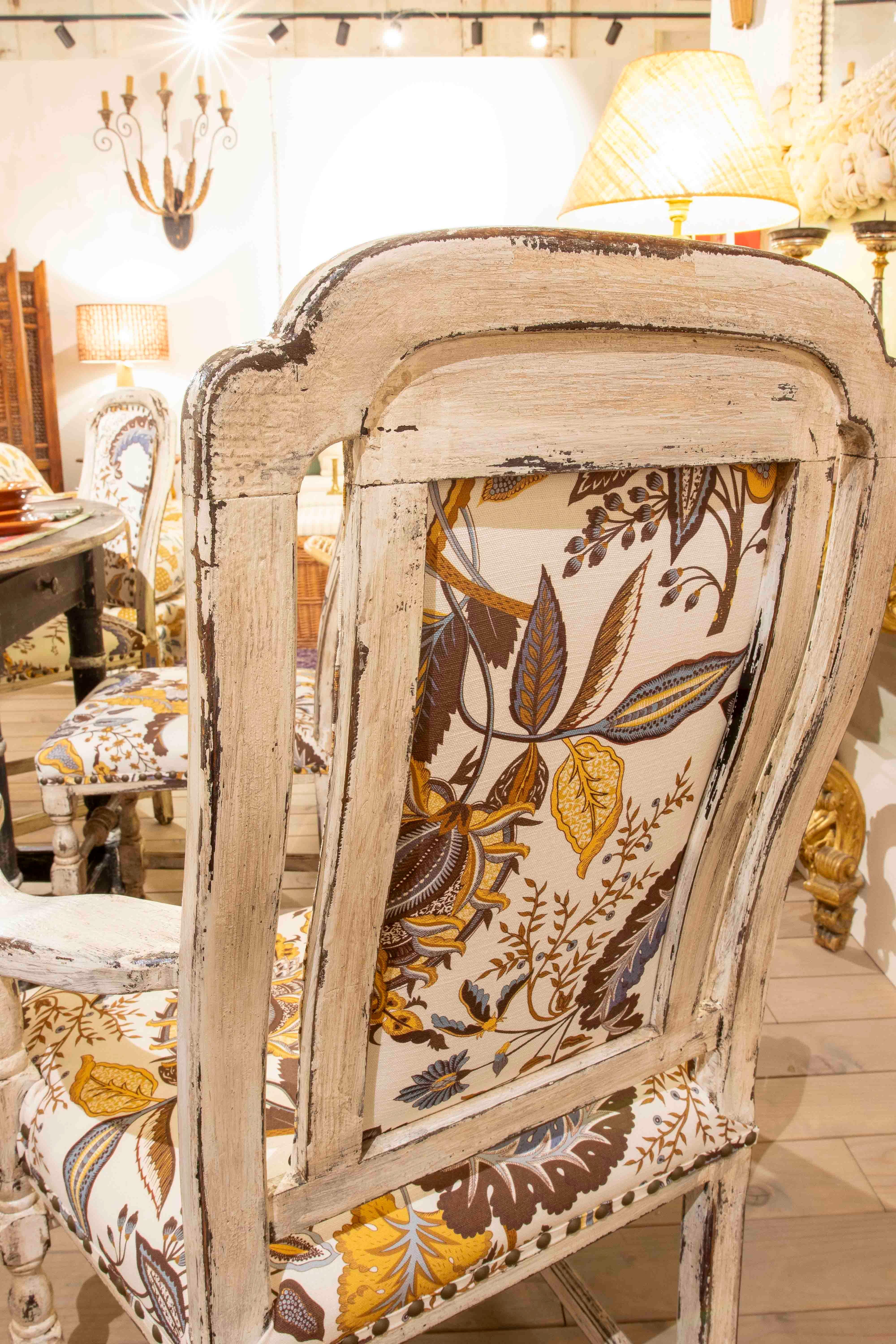 Set di sei sedie e due poltrone imbottite in stile Luigi XIII, con un'immagine decapata. in vendita 5