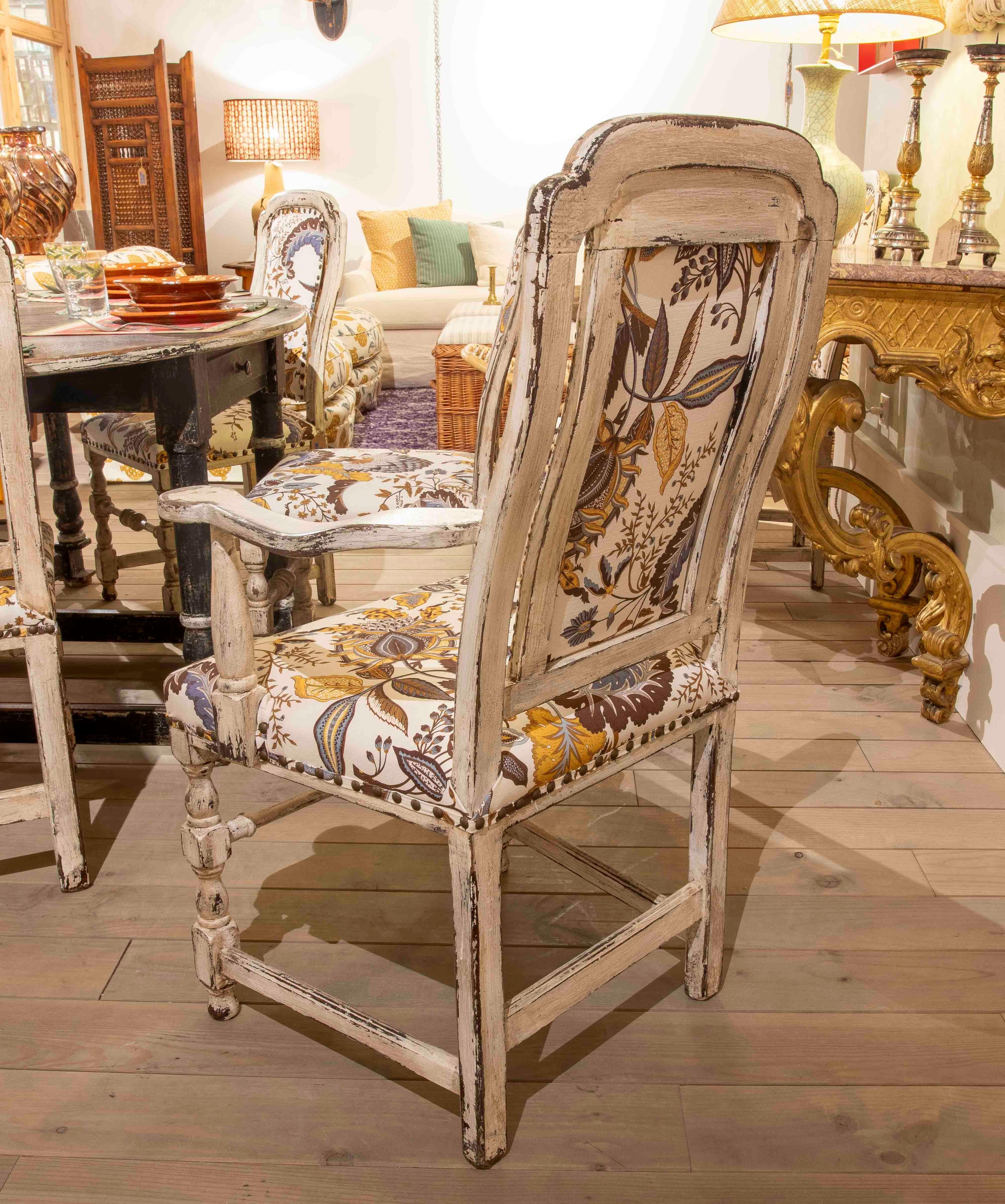 XX secolo Set di sei sedie e due poltrone imbottite in stile Luigi XIII, con un'immagine decapata. in vendita