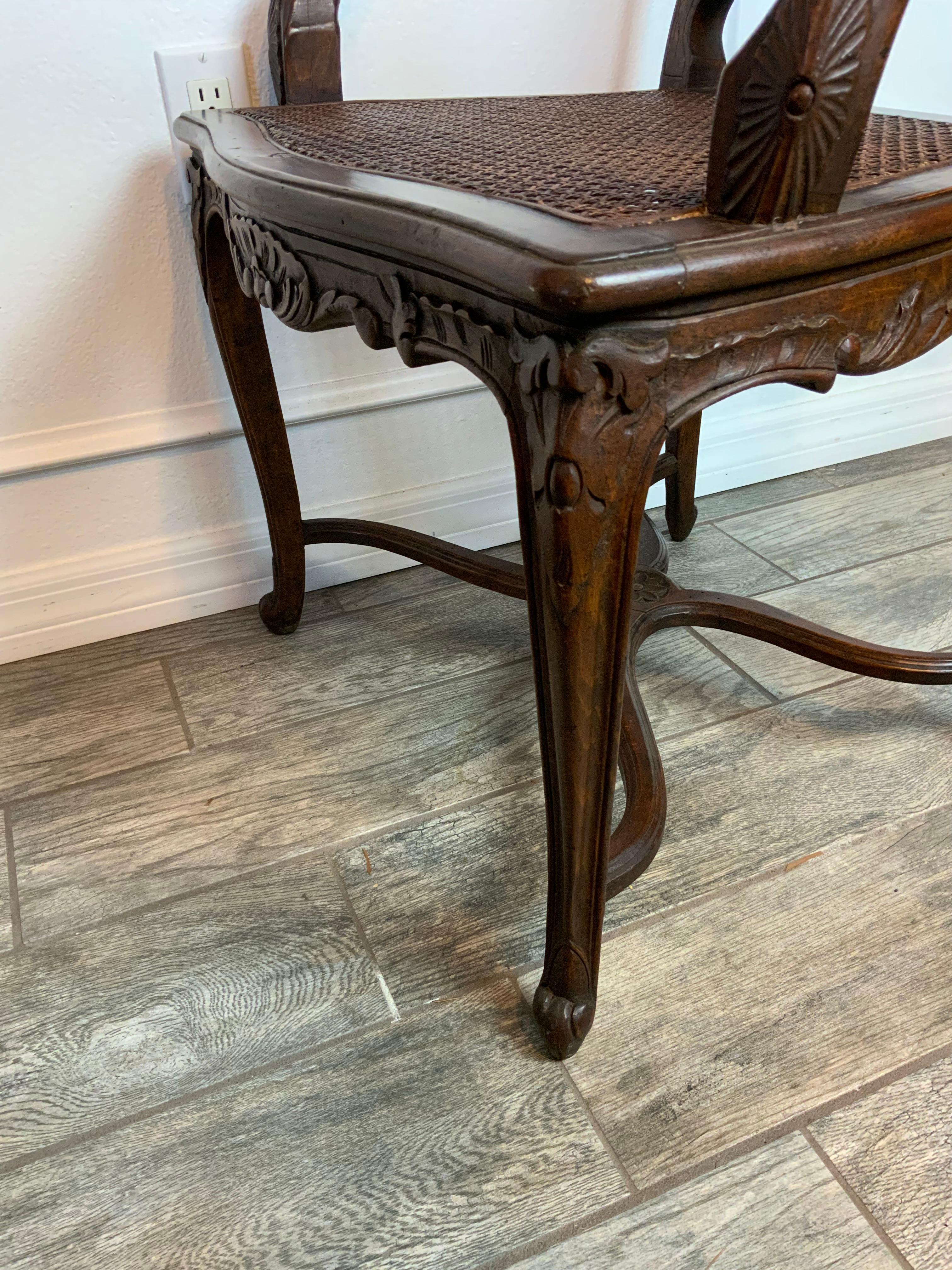 Set di sei sedie in legno di frutto in stile Louis X1V in vendita 8