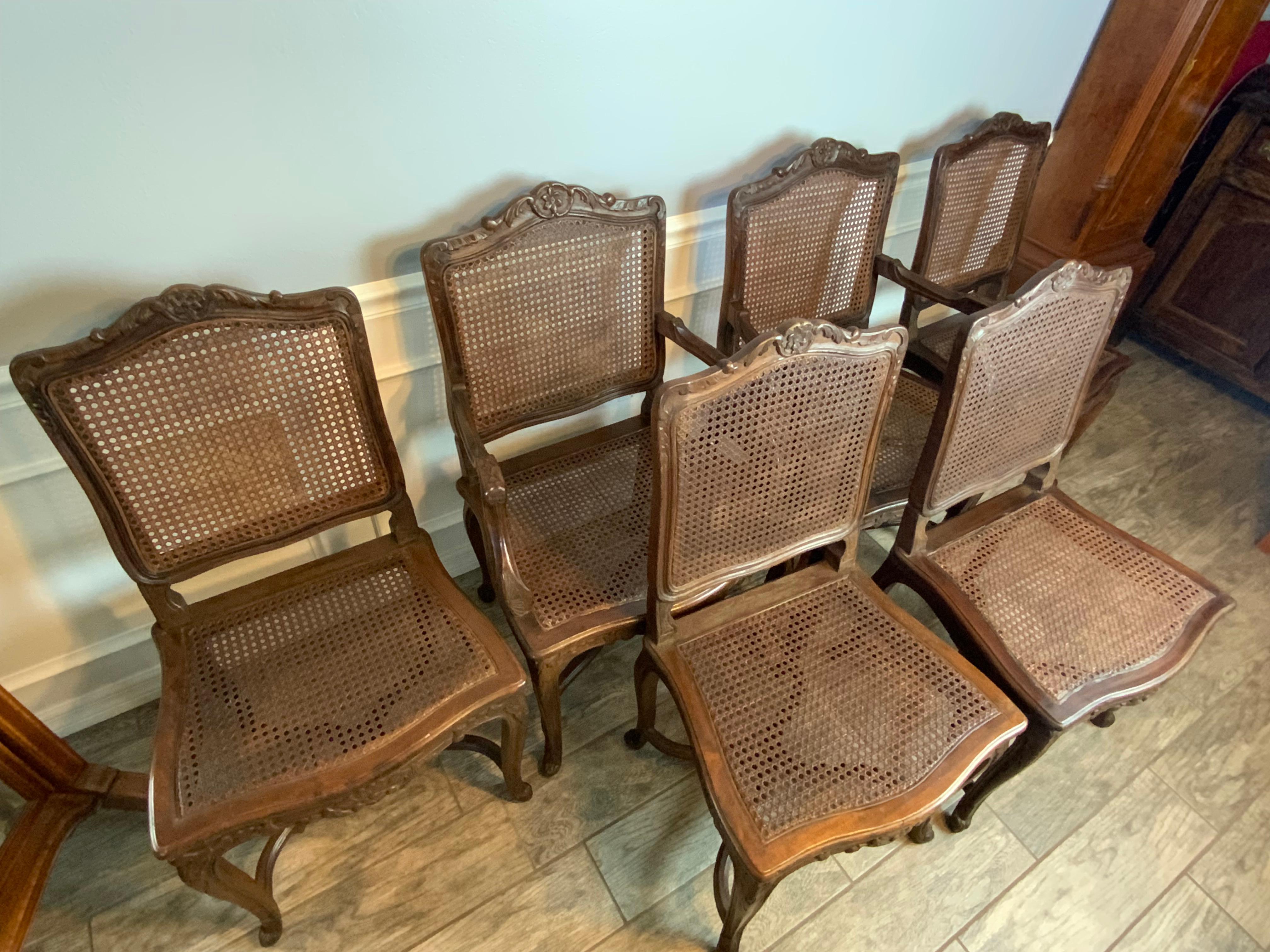 Un bel set di sei sedie da pranzo francesi in legno di frutto della fine del XIX secolo/inizio del XX secolo, con la desiderabile base a X a doppio asse e le gambe ben sagomate che terminano con piedi scolpiti a voluta. Ognuno di essi è stato