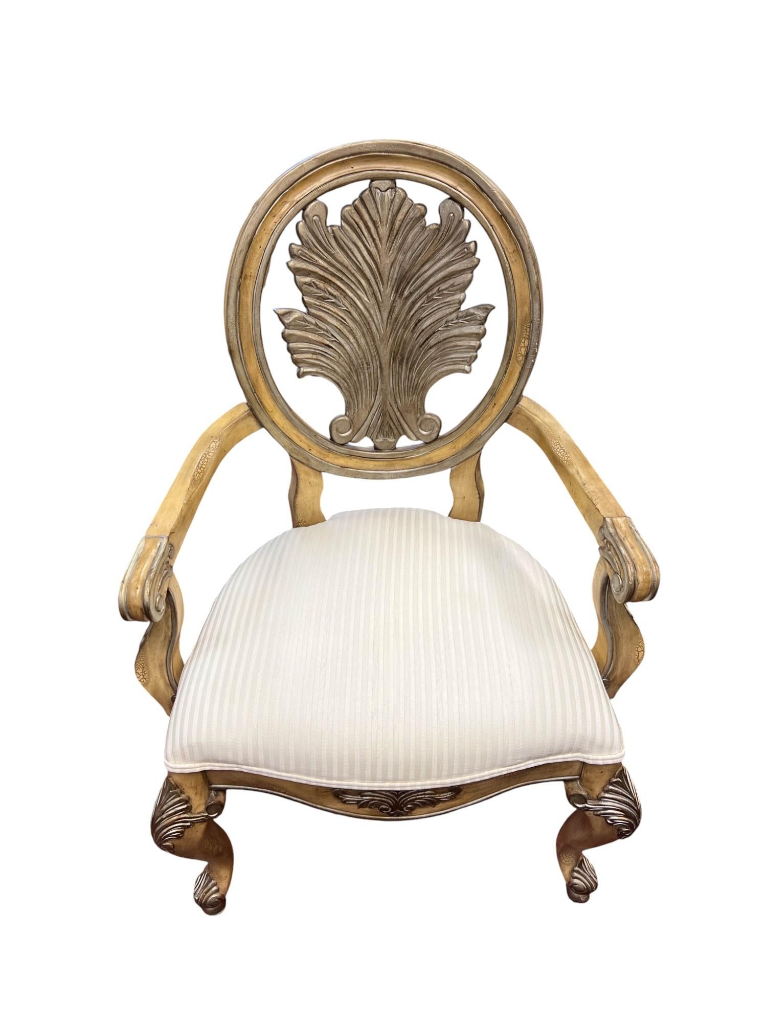 Questo elegante set di sei sedie da pranzo, composto da quattro sedie laterali e due poltrone, riflette magnificamente il design neoclassico francese. Eseguite in stile Luigi XVI, le sedie ricalcano l'iconica forma della chaise en médaillon, una
