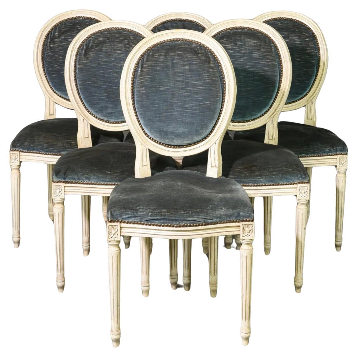 Satz von sechs bemalten Esszimmerstühlen im Louis-XVI-Stil im Zustand „Gut“ in Bradenton, FL