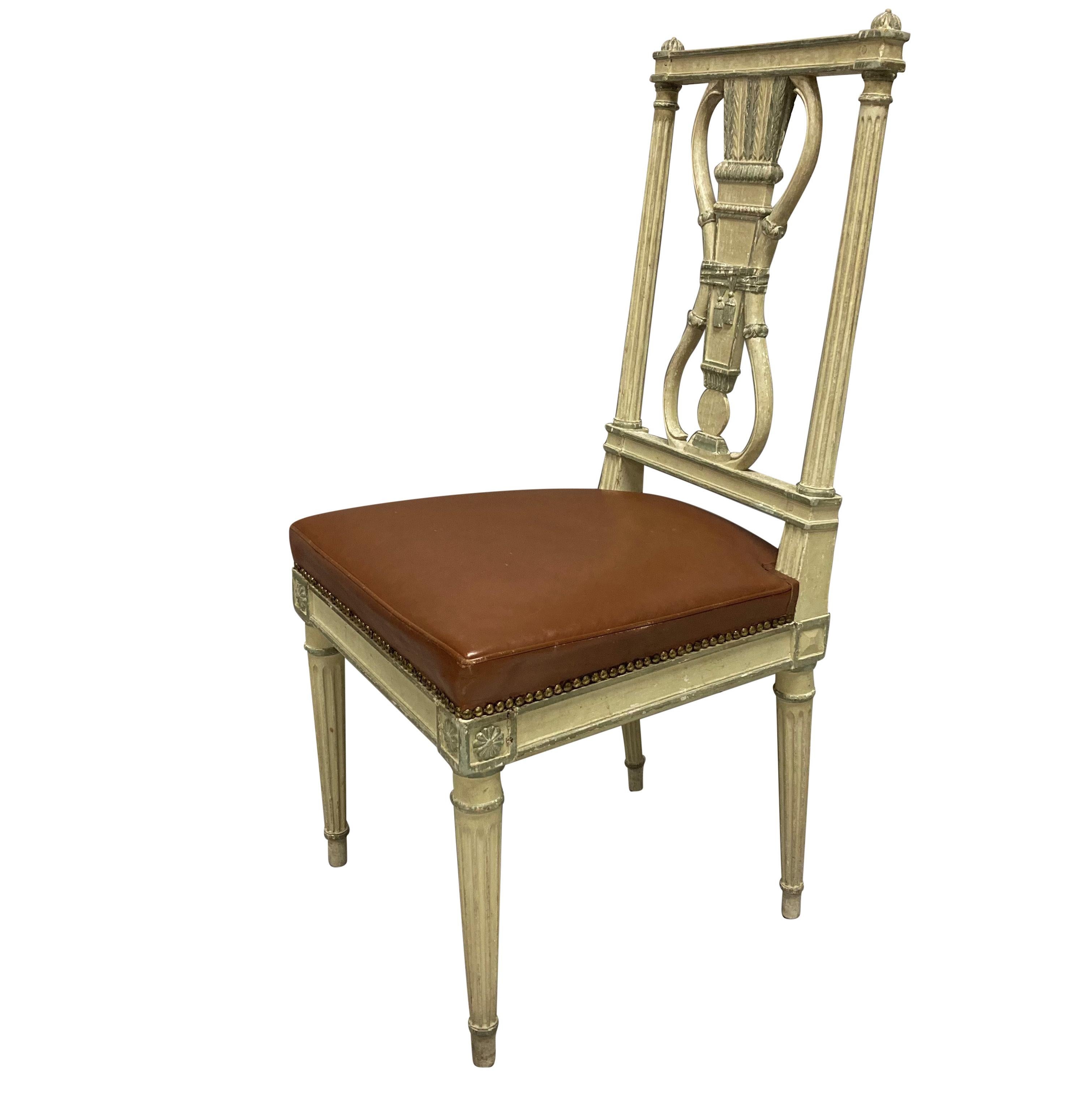 Satz von sechs bemalten Esszimmerstühlen im Louis-XVI.-Stil im Zustand „Gut“ im Angebot in London, GB