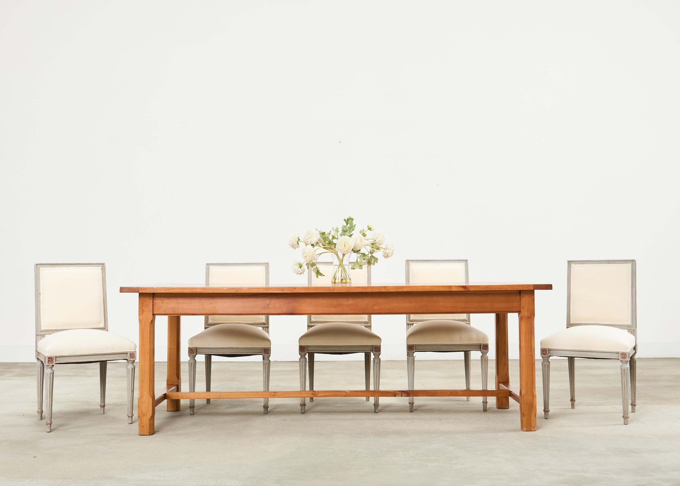 Squisito set di sei sedie da pranzo francesi con schienale quadrato realizzate in stile neoclassico Luigi XVI. Le cornici intagliate presentano un caratteristico schienale e una seduta quadrati con una finitura verniciata in stile gustaviano in una