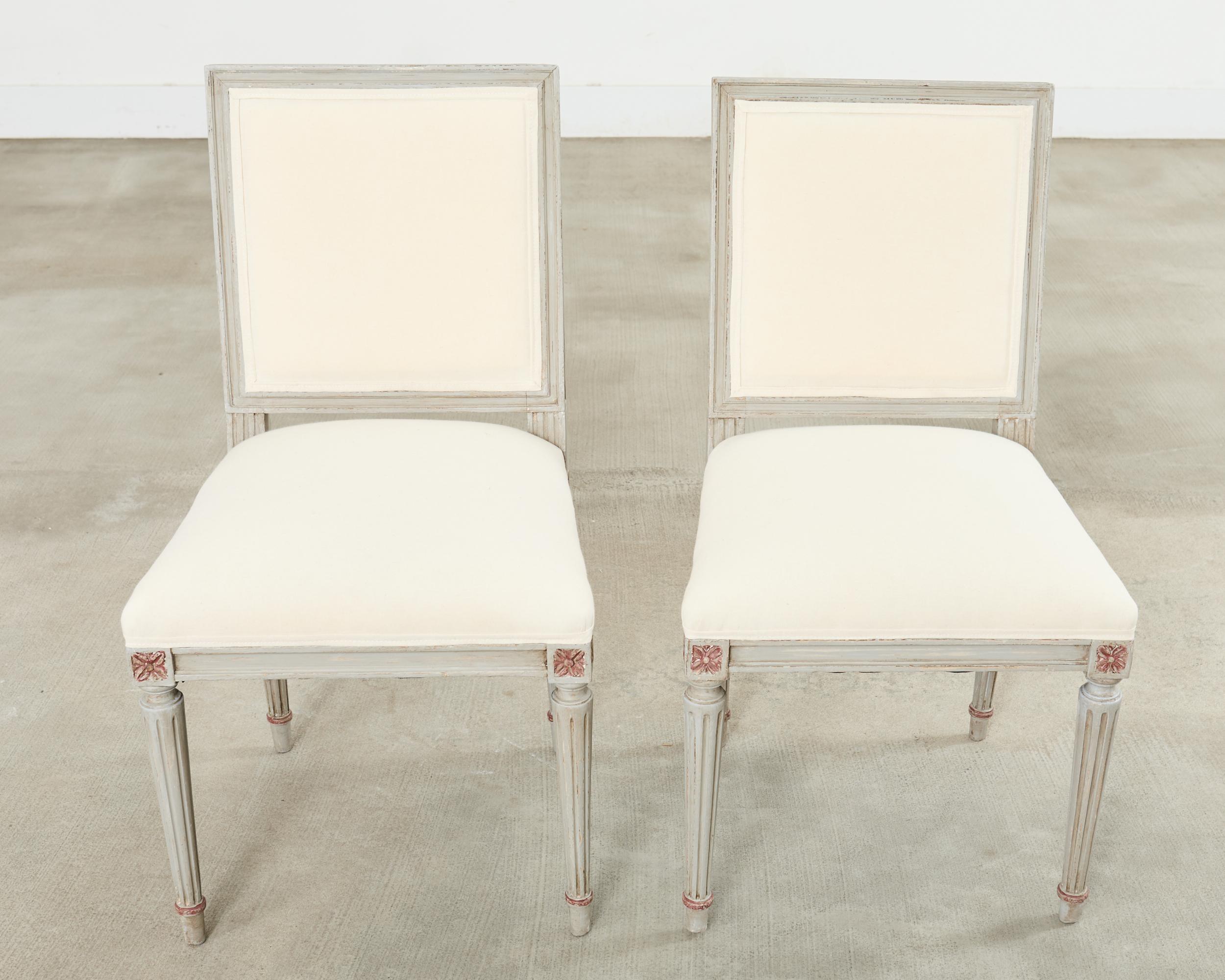 Tessuto Set di sei sedie da pranzo dipinte con schienale quadrato in stile Luigi XVI in vendita
