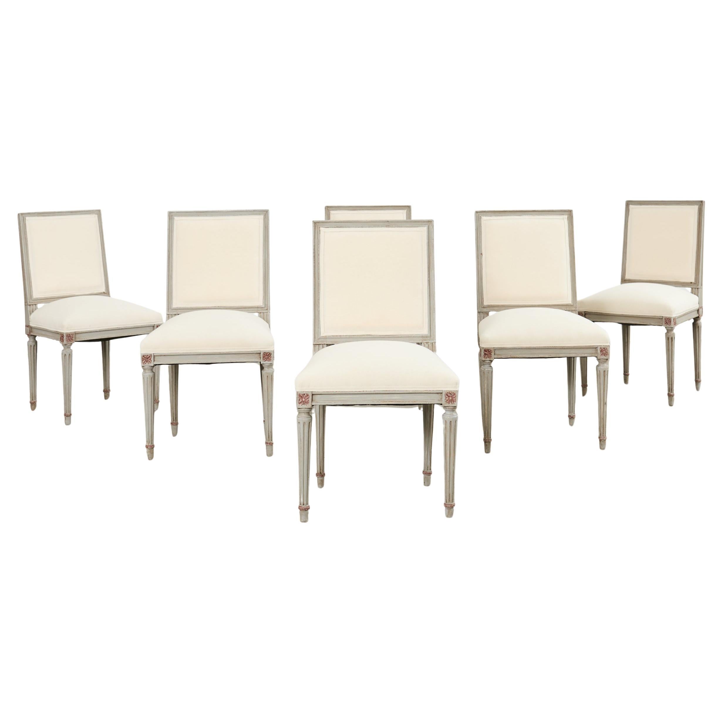 Set di sei sedie da pranzo dipinte con schienale quadrato in stile Luigi XVI in vendita